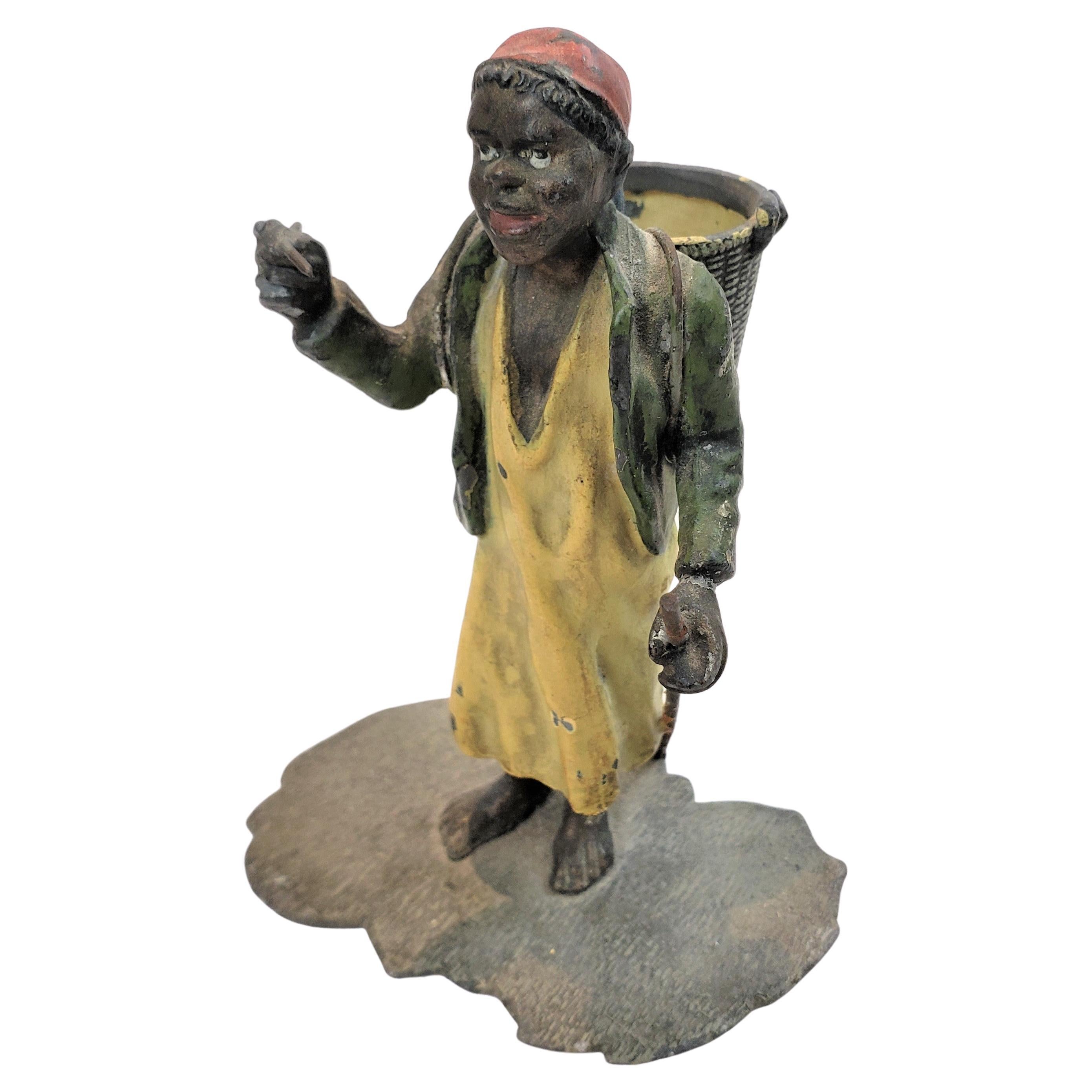 Sculpture en bronze ancien de style Franz Bergman représentant un homme arabe debout en vente