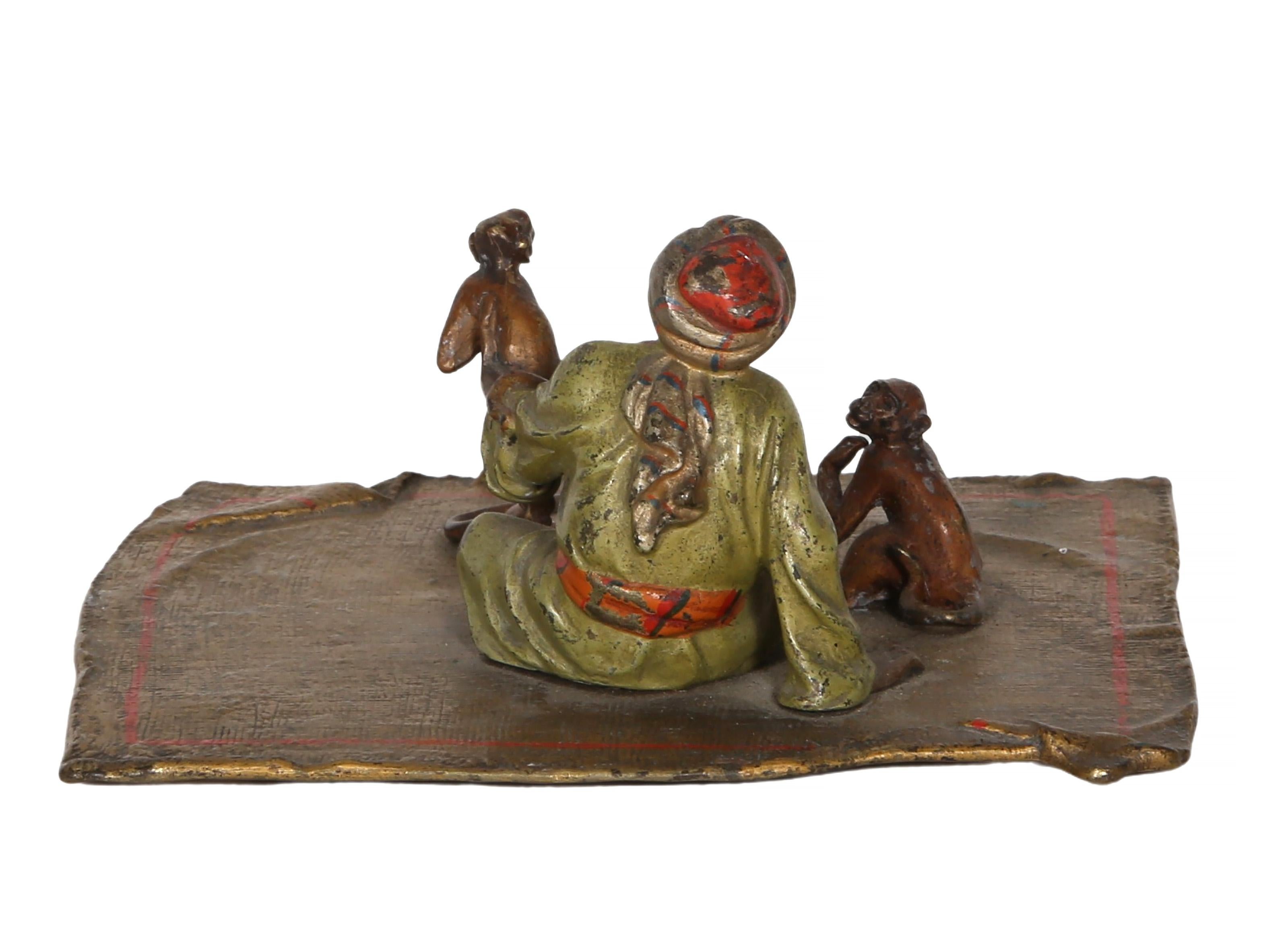 Uomo arabo con tre scimmie, scultura orientalista in bronzo di Franz Bergmann in vendita 2