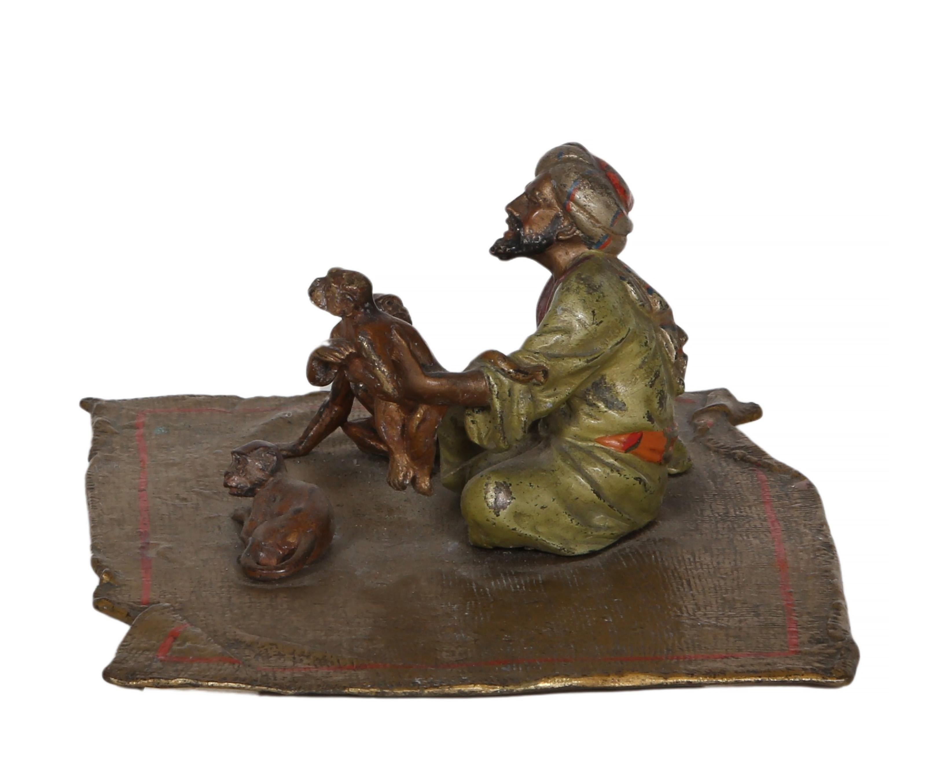 Uomo arabo con tre scimmie, scultura orientalista in bronzo di Franz Bergmann in vendita 3