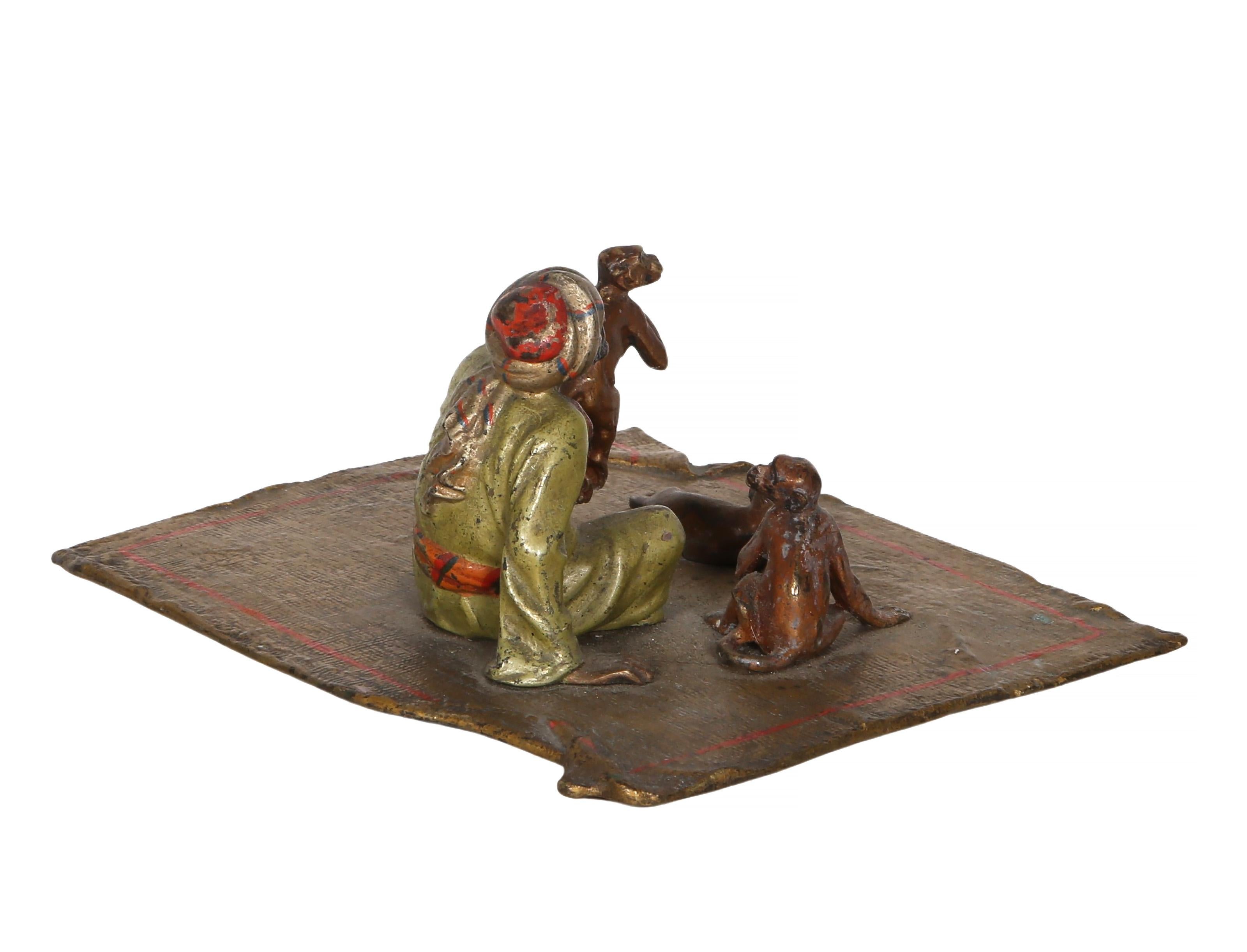 Uomo arabo con tre scimmie, scultura orientalista in bronzo di Franz Bergmann in vendita 4