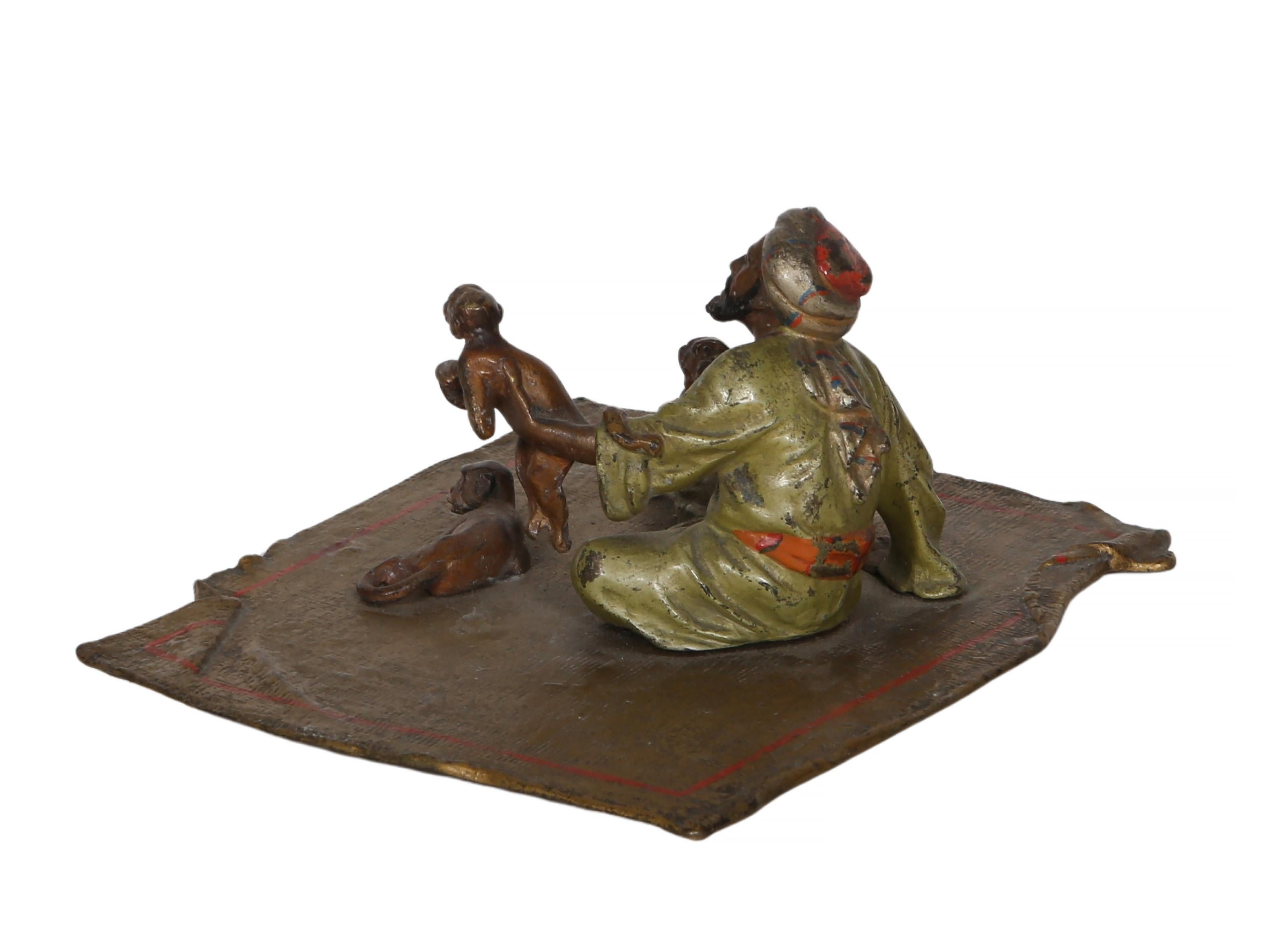 Uomo arabo con tre scimmie, scultura orientalista in bronzo di Franz Bergmann in vendita 5