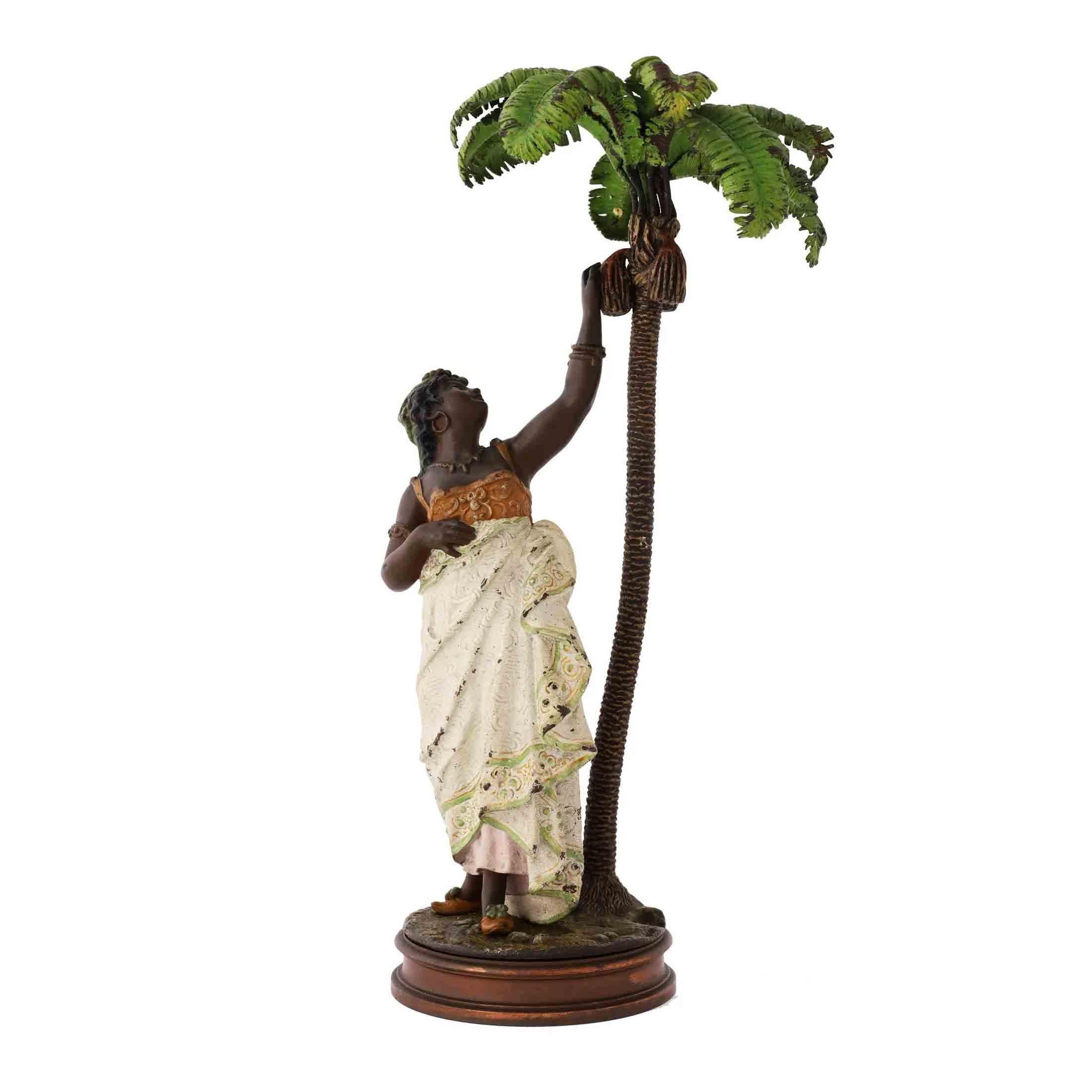Figurative Sculpture Franz Bergmann - Sculpture en bronze peinte à froid représentant une femme sous un palmier par Franz Bergman