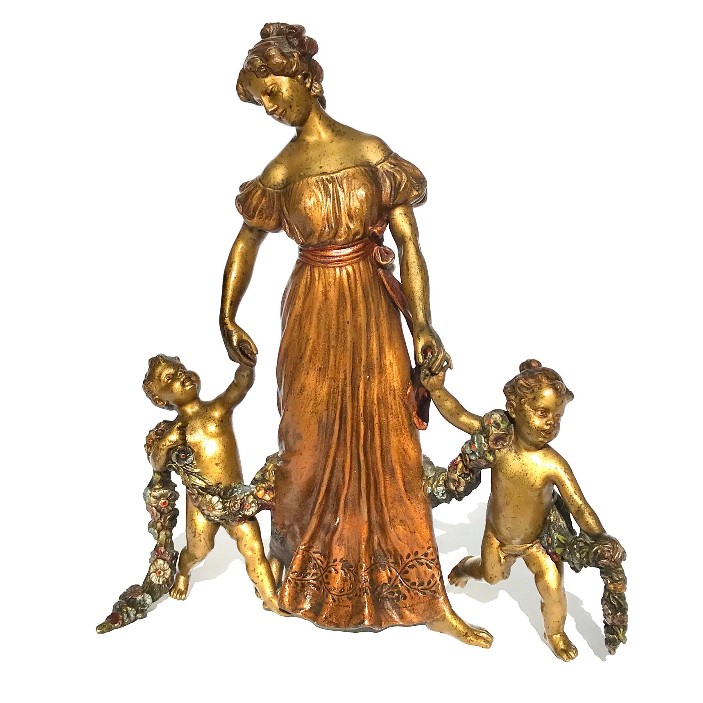 Franz Bergman Gruppi figurativi parziali in bronzo dorato e dipinto a freddo comprendenti una madre e i suoi figli. Il ragazzo e la ragazza nudi sono avvolti in una ghirlanda dipinta a freddo, tutti a piedi nudi. Uno straordinario gruppo figurato di