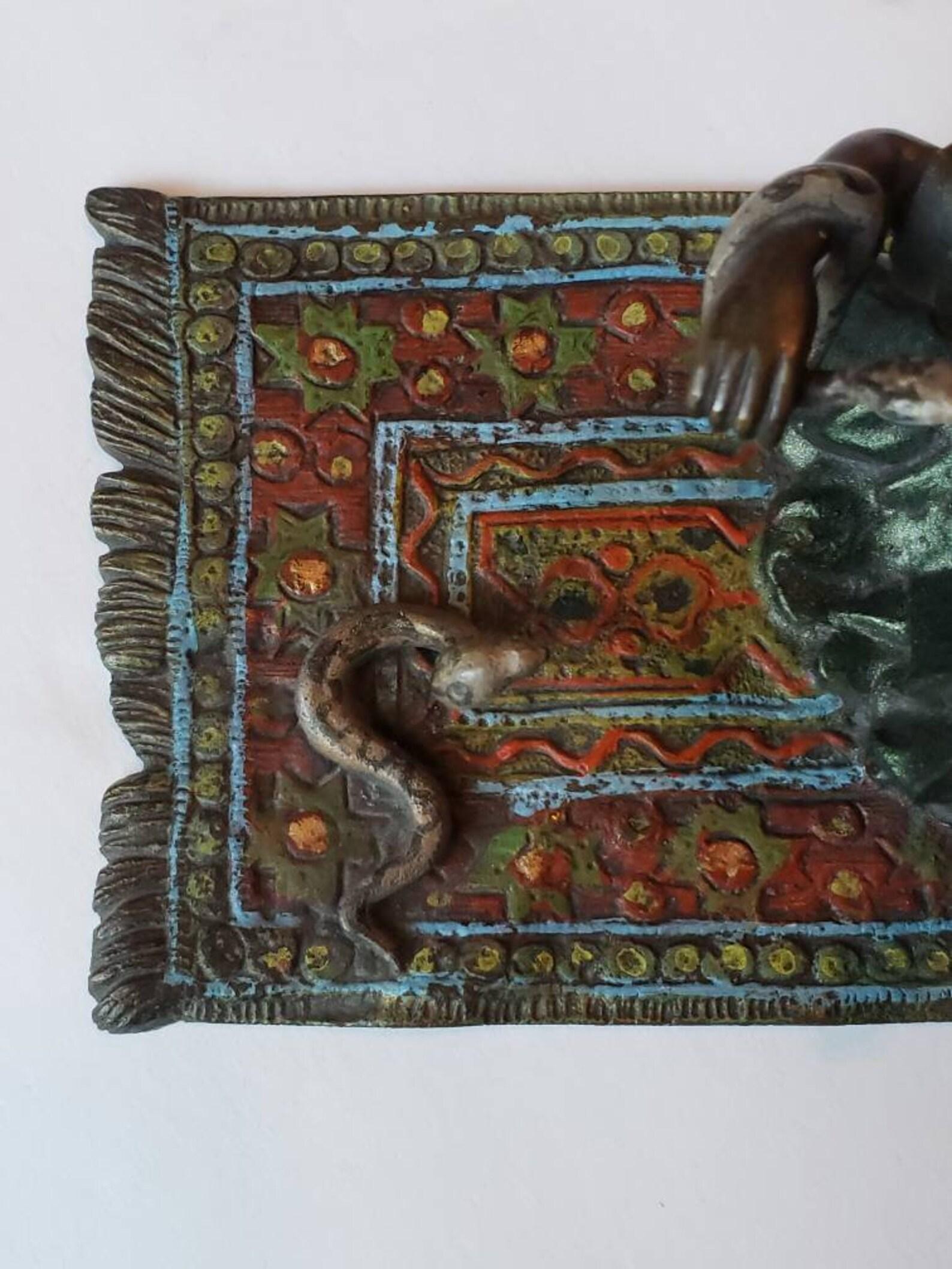 Wiener Kaltbemalte Bronzefigur eines Schlangenanhängers, von Französischer Bergmann (Kaltmalerei) im Angebot
