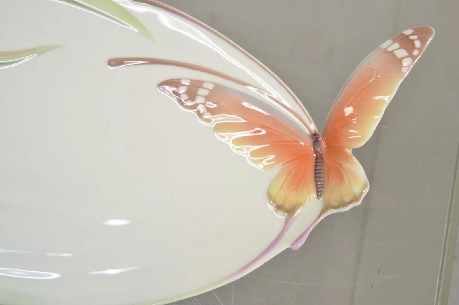 Plato ornamental de porcelana Colección Franz Papillon Mariposa Bandeja con asa. Principios del siglo XXI, de segunda mano. Medidas: 2,25