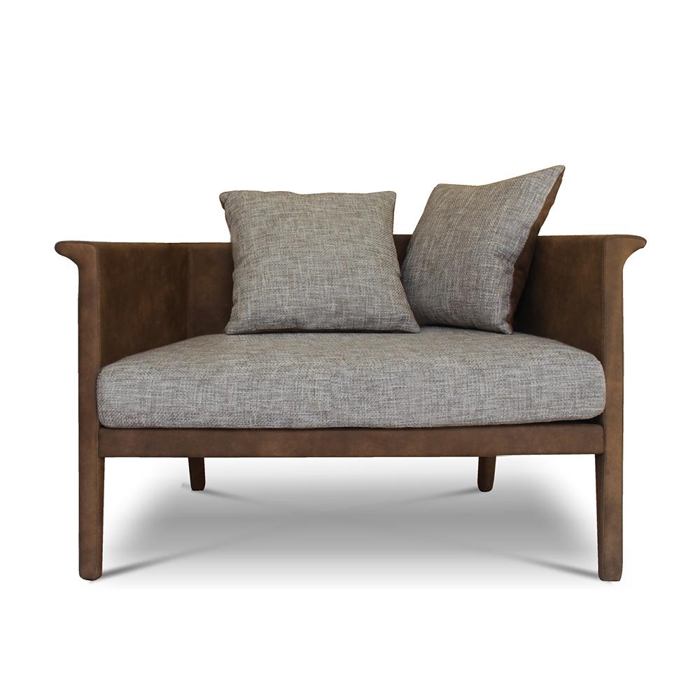 Moderner Franz Sessel mit Boho-Stoff von Collector Studio

Ein kompakter Sessel mit einer umhüllenden Rückenlehne, die sich bis zur Armlehne hinaufwölbt. Mit den einladend weichen Kissen bietet dieses Sofa den Komfort und die Haltung, die Sie beim