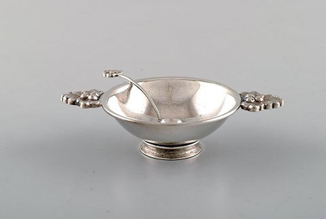 Franz Hingelberg. 4 salt cellars with accompanying spoon in sterling silver. Model number 1089 D.
The salt cellar measures: 9 x 2.2 cm.
The spoon measures: 5.5 cm
In perfect condition.
Stamped.