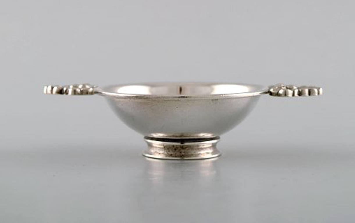 Franz Hingelberg. 4 Salt Cellars with Accompanying Spoon in Sterling Silver In Good Condition For Sale In Copenhagen, DK