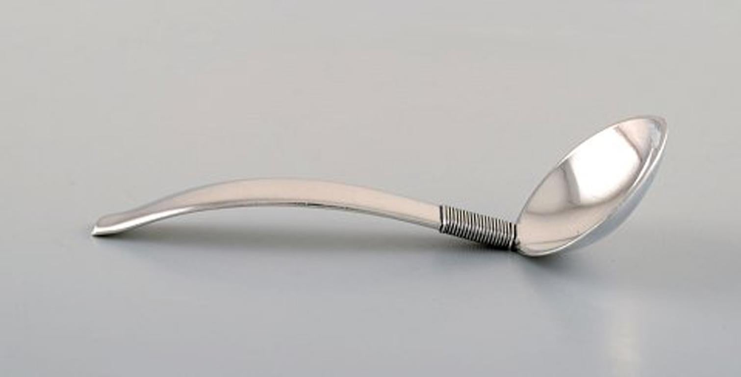 Franz Hingelberg, Denmark. Marmelade / jam spoon in modernist style. Sterling silver. Danish design, ca. 1940.
Stamped.
Measures: 12 cm.
In perfect condition.
