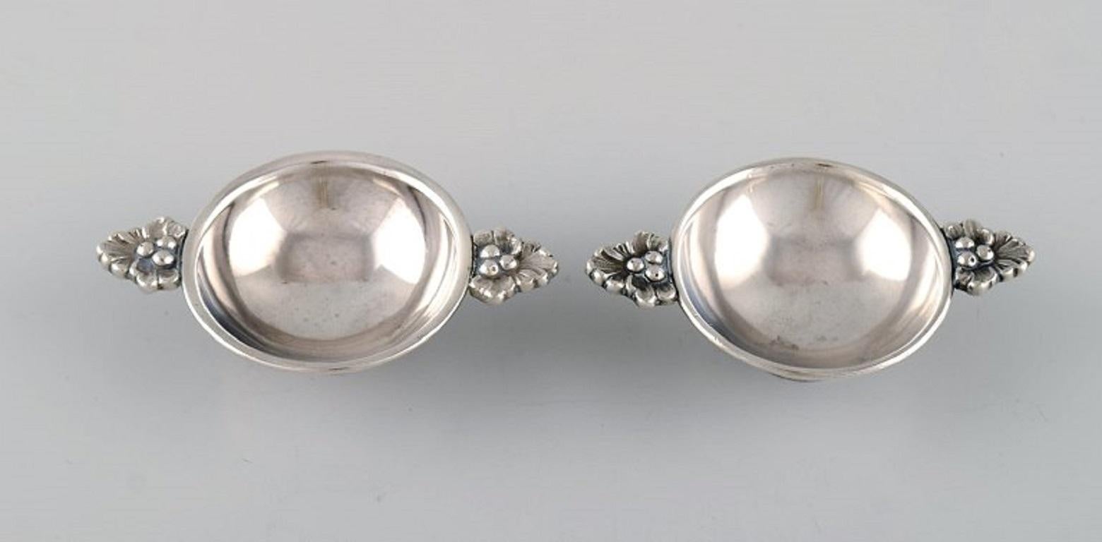 Franz Hingelberg. Deux salières en argent sterling avec poignées en forme de feuilles. Numéro de modèle 1089 D. 
1930/40's.
Mesures : 9 x 2,2 cm.
En parfait état.
Estampillé.