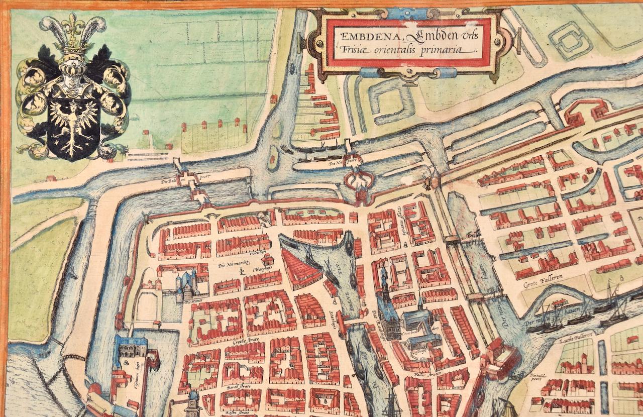  View of Emden, Allemagne : une carte du 16e siècle colorée à la main par Braun & Hogenberg - Print de Frans Hogenberg