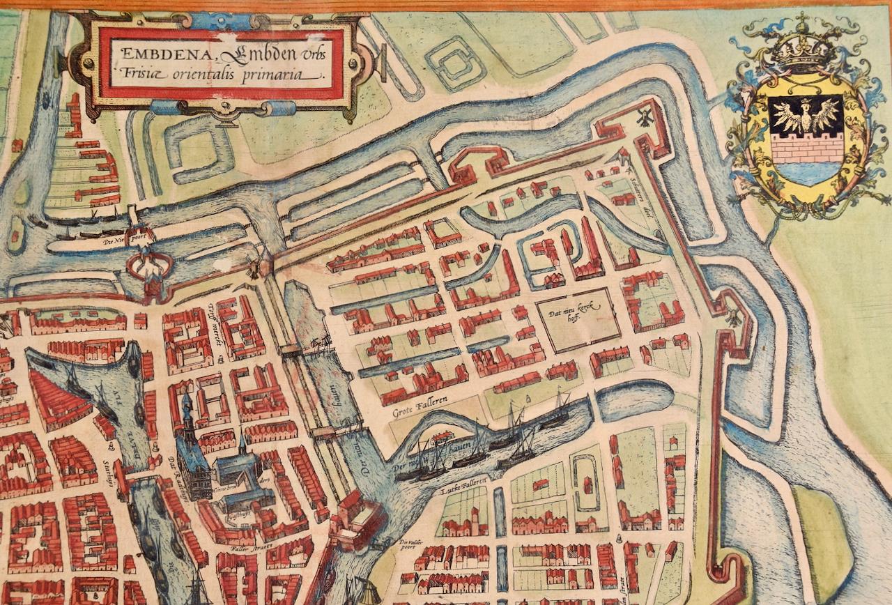  View of Emden, Allemagne : une carte du 16e siècle colorée à la main par Braun & Hogenberg - Maîtres anciens Print par Frans Hogenberg