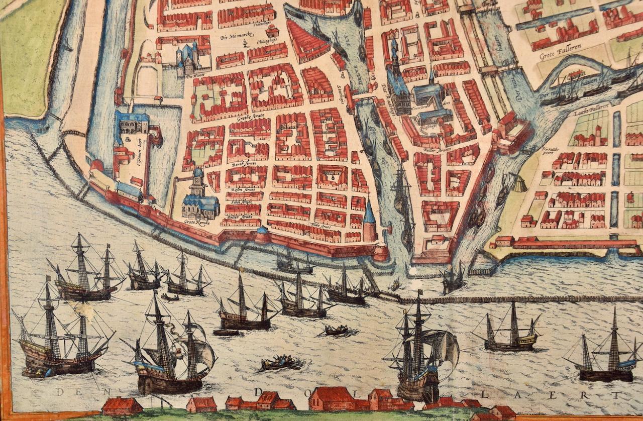  View of Emden, Allemagne : une carte du 16e siècle colorée à la main par Braun & Hogenberg - Marron Landscape Print par Frans Hogenberg