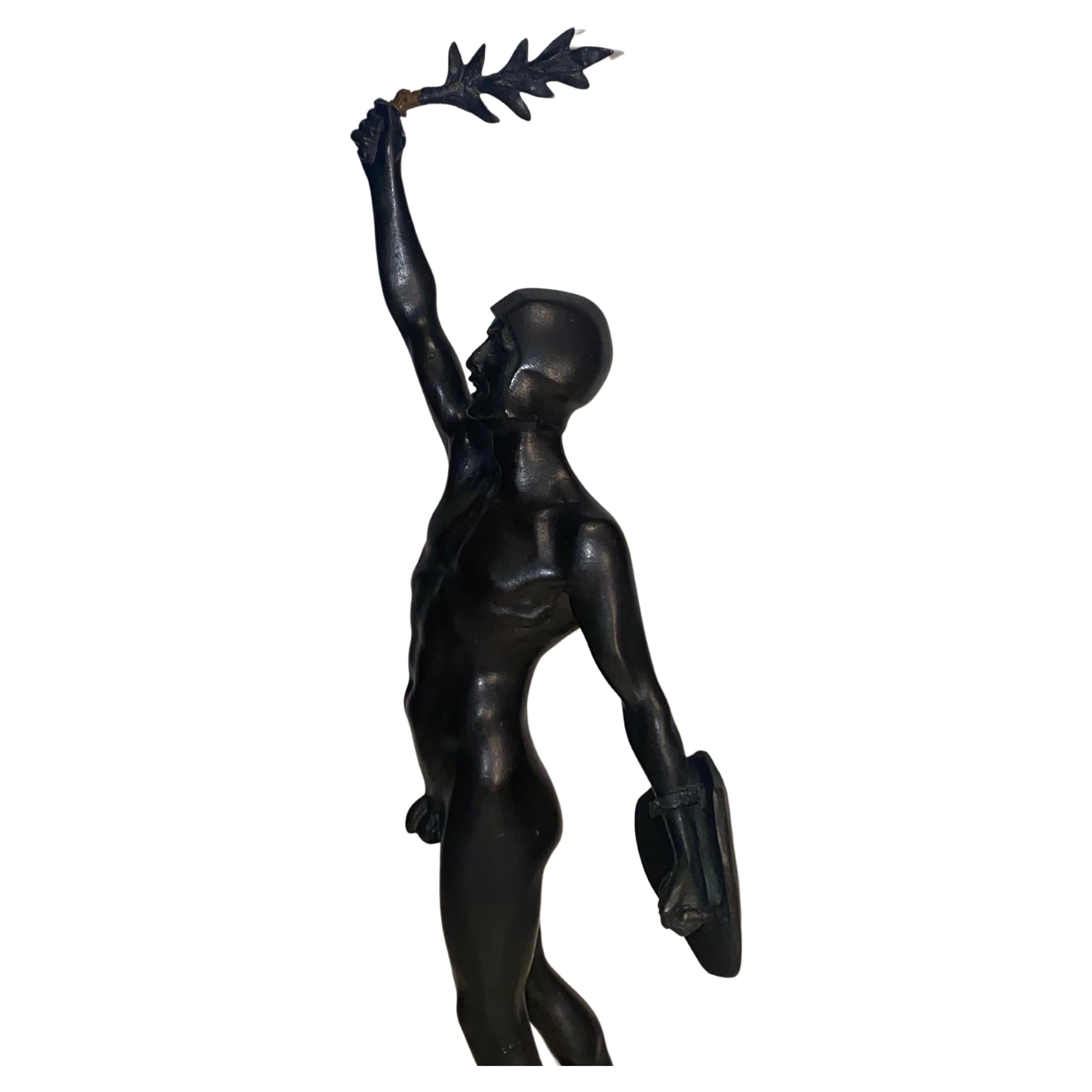 Persée (Le Victor), figure en bronze patiné.
Représentation debout de Persée victorieux, tenant le bouclier avec la tête de Méduse derrière lui et levant le laurier de la victoire.
Signé sur le socle, sur une base octogonale en marbre noir et