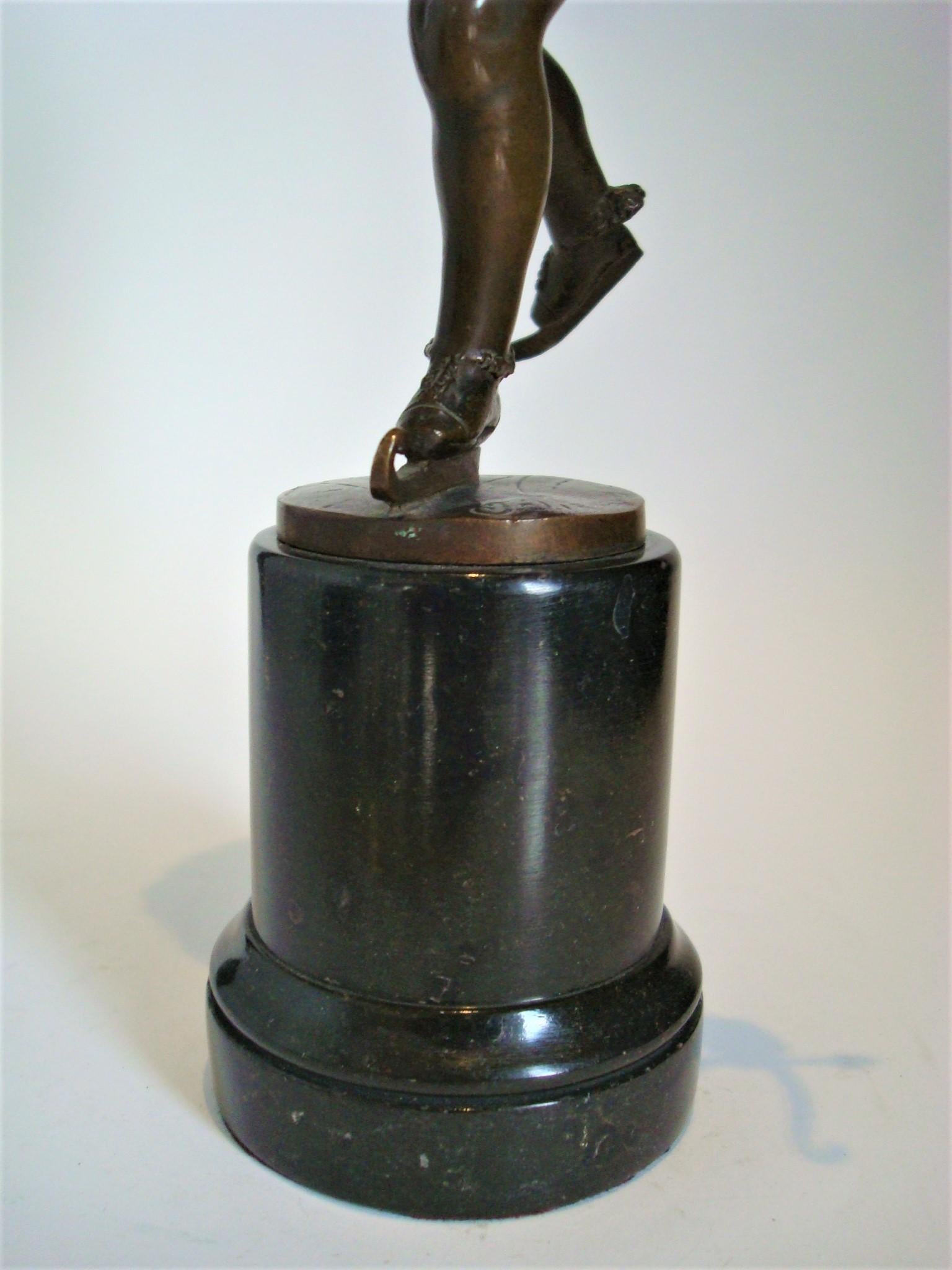 Sculpture en bronze de Franz Iffland représentant un garçon patineur de glace Cupidon, vers 1900 en vente 4