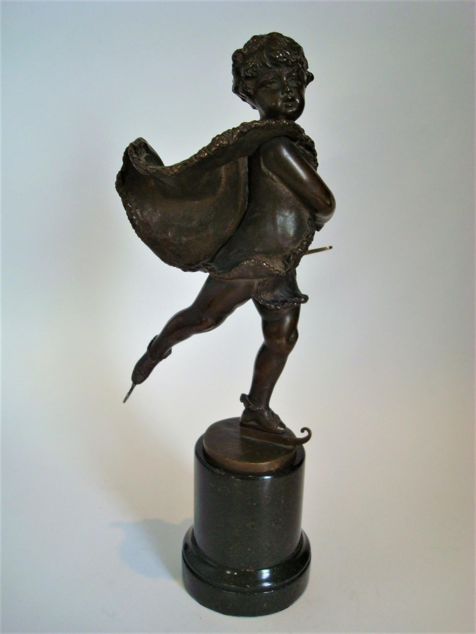 Marbre Sculpture en bronze de Franz Iffland représentant un garçon patineur de glace Cupidon, vers 1900 en vente