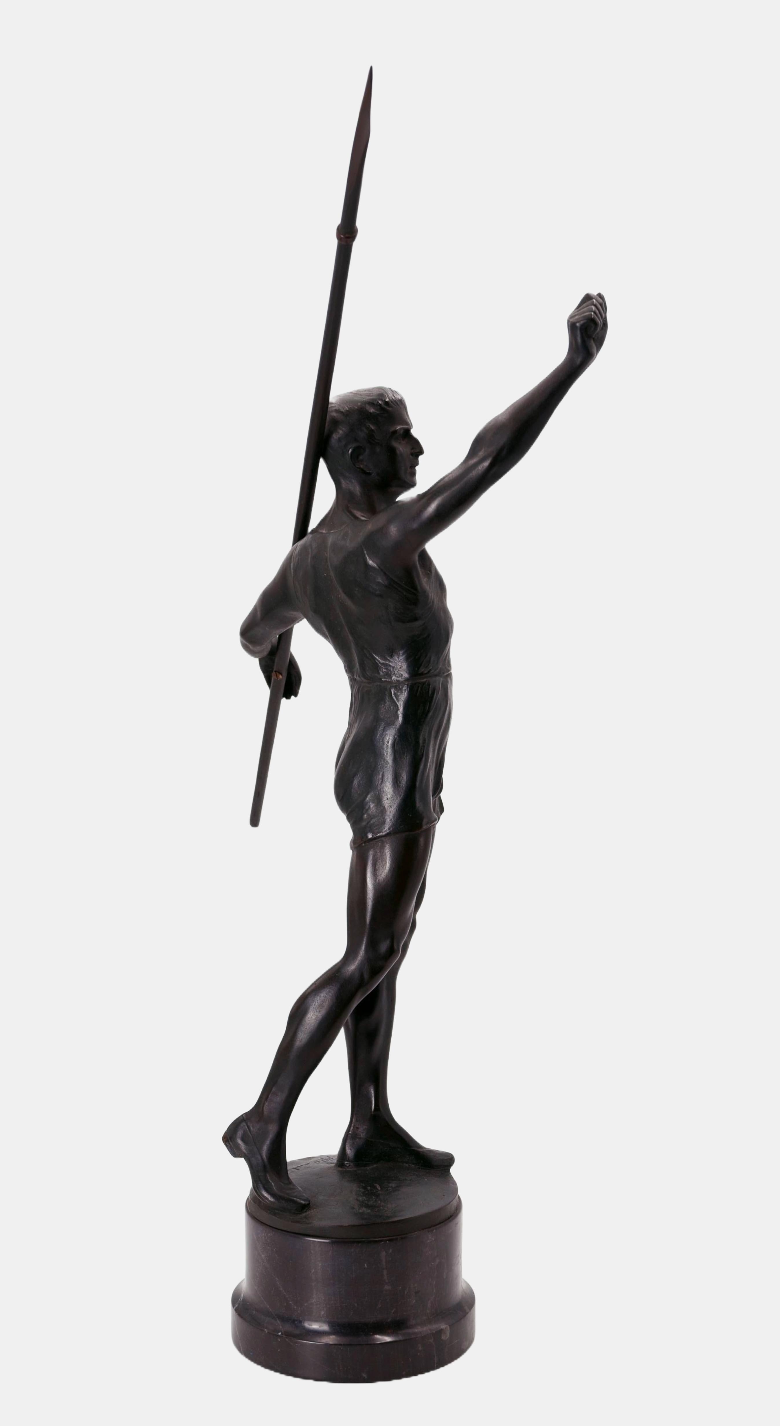 Franz Iffland (1862 Tempelhof - 1935 Berlín), lanzador de jabalina, después de 1910. Bronce patinado negro oliva con plinto de fundición montado sobre una base de mármol negro veteado de blanco (7 cm de altura). Altura total 61 cm. Dimensiones del