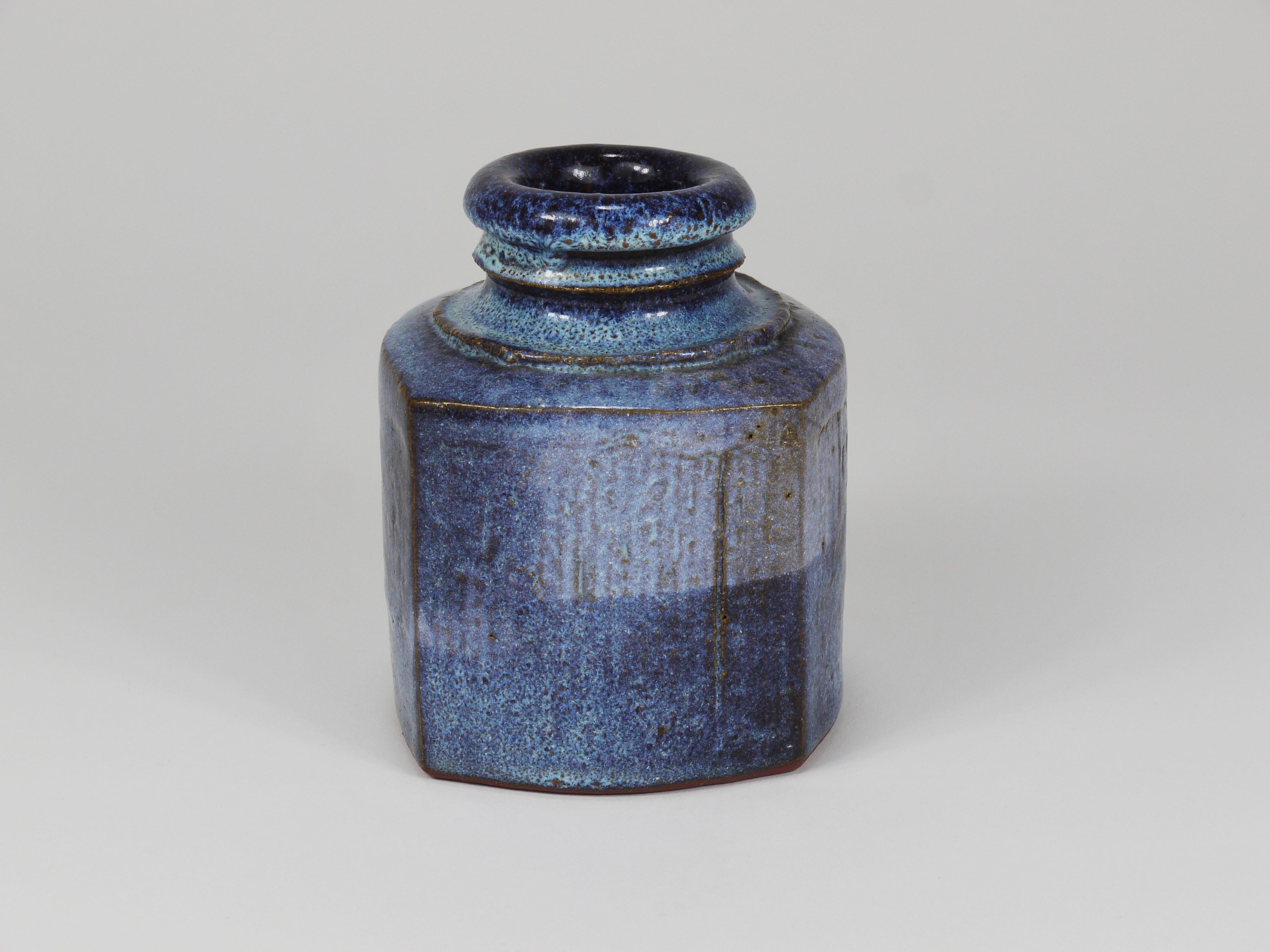 A beautifully shaped vase/vessel by Franz Josef Altenburg (Austria, 1941–2021), dated to the 1980s. Handmade from red-brown ceramic with a gradient glaze in various shades of blue. In excellent condition. Signed and stamped on the bottom. Measures