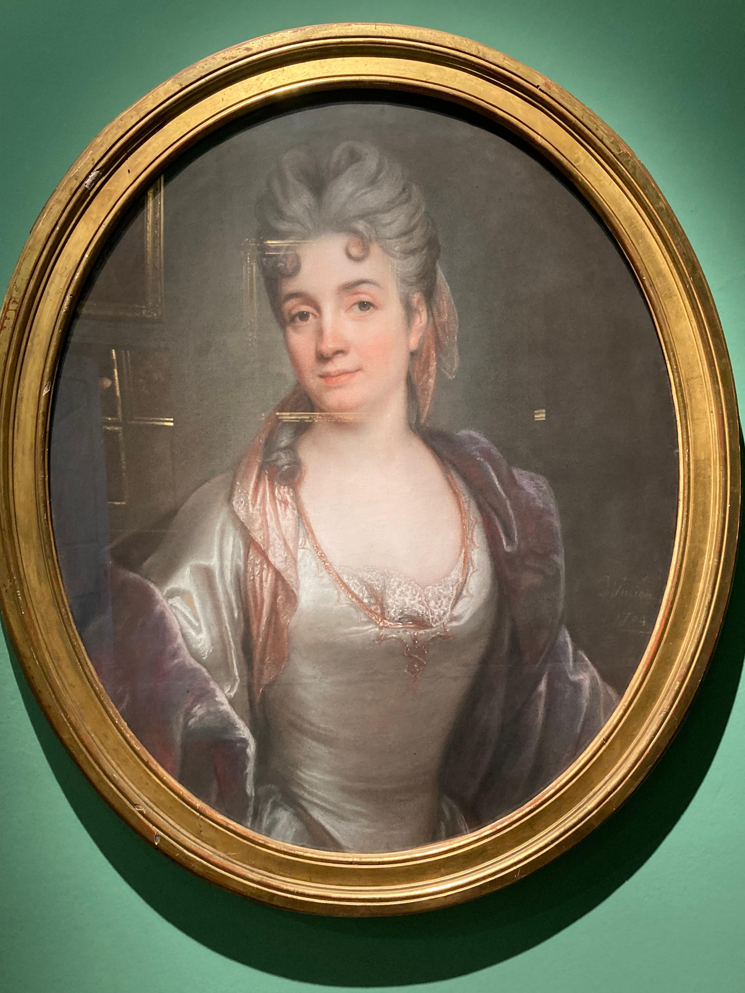 Le portrait représente Mme Silvestre. 
Née à Paris, Silvestre est la fille de Charles-Antoine Hérault et de son épouse Marie-Geneviève, qui furent ses premiers professeurs. En 1706, elle épouse le peintre Louis de Silvestre et s'installe avec lui à