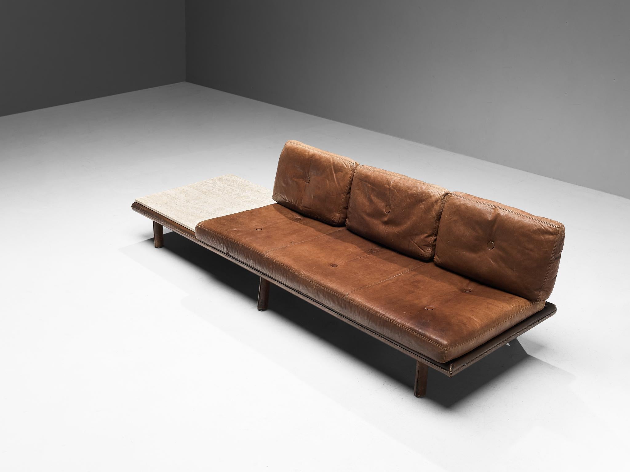Franz Köttgen pour Kill International, canapé-lit modèle '6603', travertin, cuir, bois, métal, Allemagne, années 1960 

Un canapé très polyvalent puisqu'il peut se transformer en lit de jour. La table d'appoint en travertin, qui fait partie de