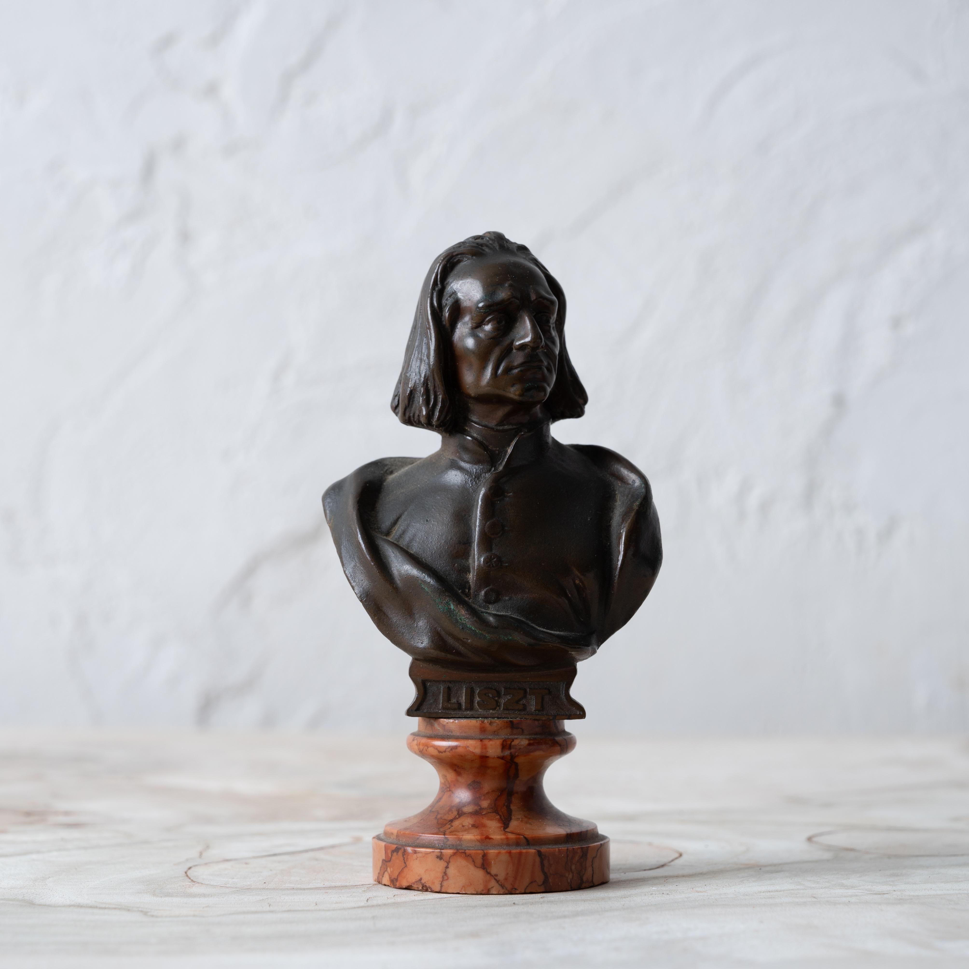 Busto in bronzo in miniatura di Franz Liszt della Fonderia J. Kalmar, Austria, circa 1890.

2 ½ pollici di larghezza per 1 ¾ di profondità per 4 ½ pollici di altezza 

