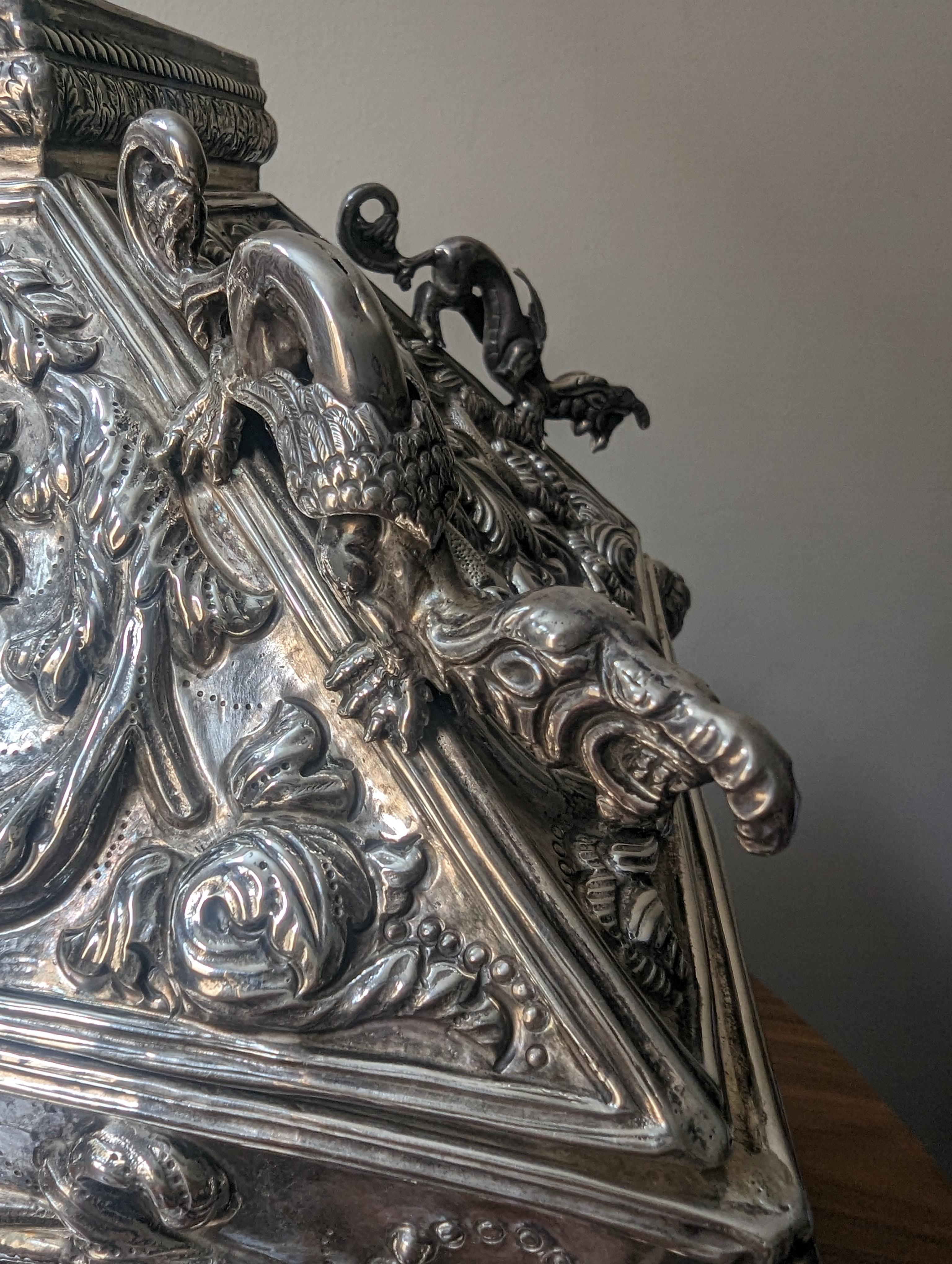 Cofre de plata de ley Franz Mayer en venta 1