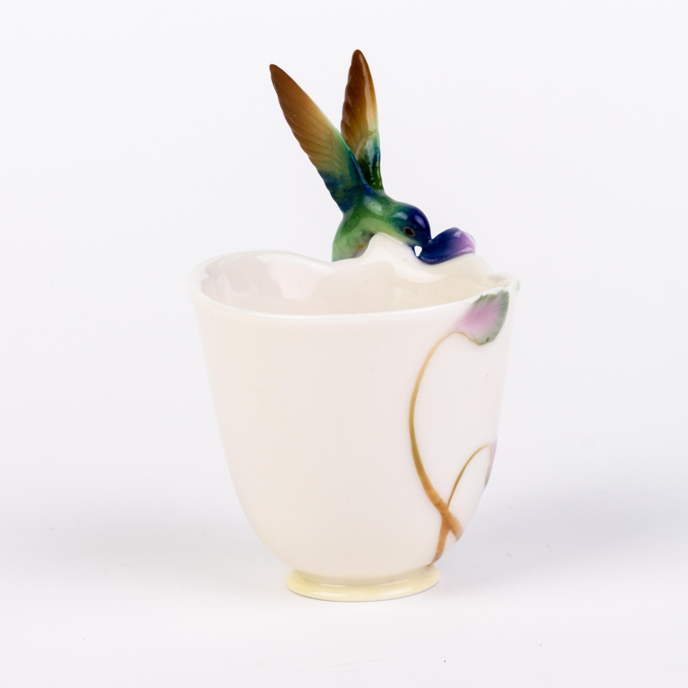 Tazza da tè con colibrì in rilievo di porcellana Franz Design di Wei Xuei-Mei 
Buono stato
Da una collezione privata.
Spedizione internazionale gratuita.