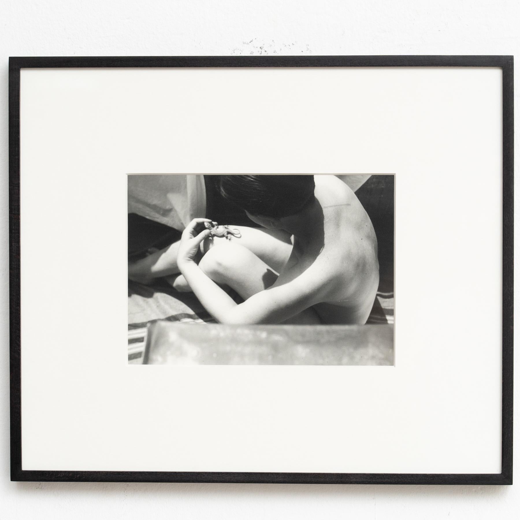 Gerahmte Schwarz-Weiß-Fotografie von Franz Roh, - „Sitzender Akt mit Salamander“ (Moderne der Mitte des Jahrhunderts) im Angebot