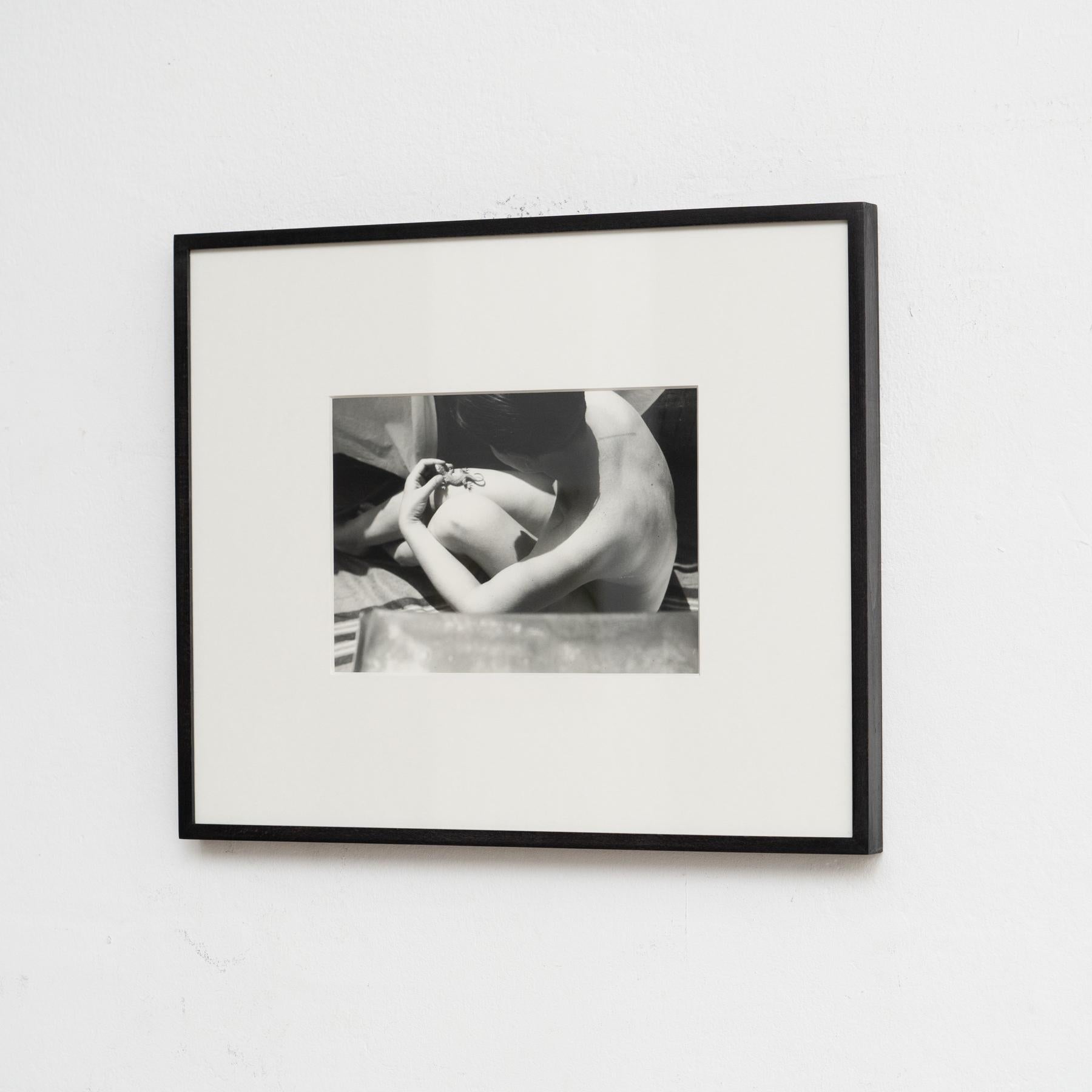 Gerahmte Schwarz-Weiß-Fotografie von Franz Roh, - „Sitzender Akt mit Salamander“ (Deutsch) im Angebot