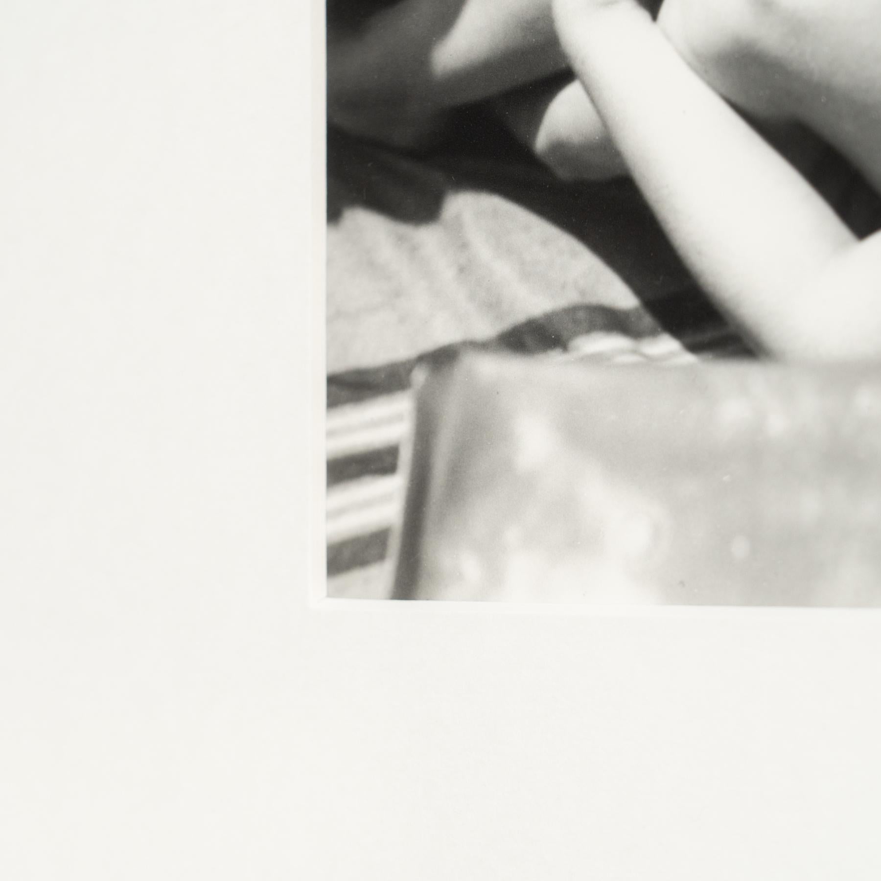 Gerahmte Schwarz-Weiß-Fotografie von Franz Roh, - „Sitzender Akt mit Salamander“ im Zustand „Gut“ im Angebot in Barcelona, Barcelona