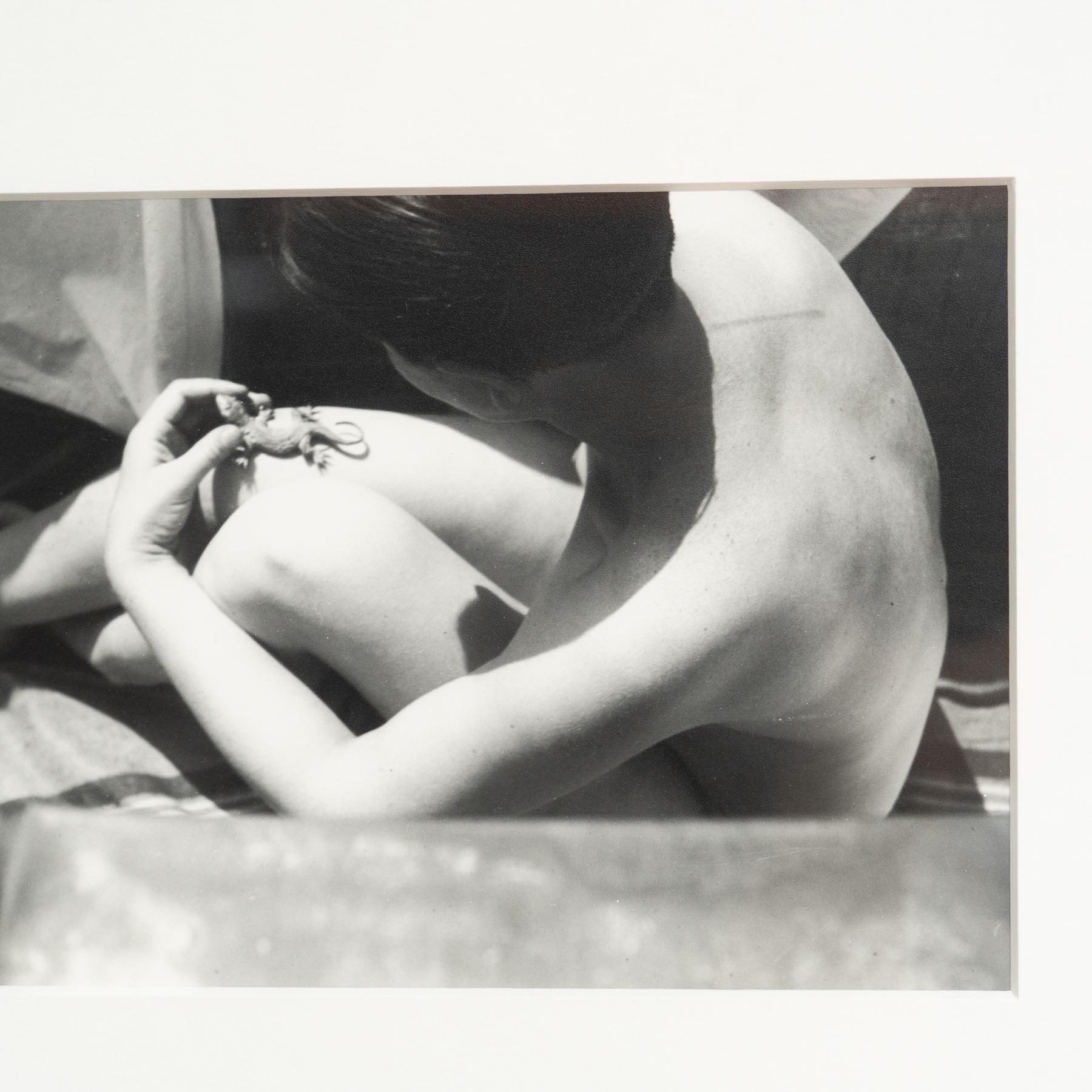 Gerahmte Schwarz-Weiß-Fotografie von Franz Roh, - „Sitzender Akt mit Salamander“ im Angebot 1