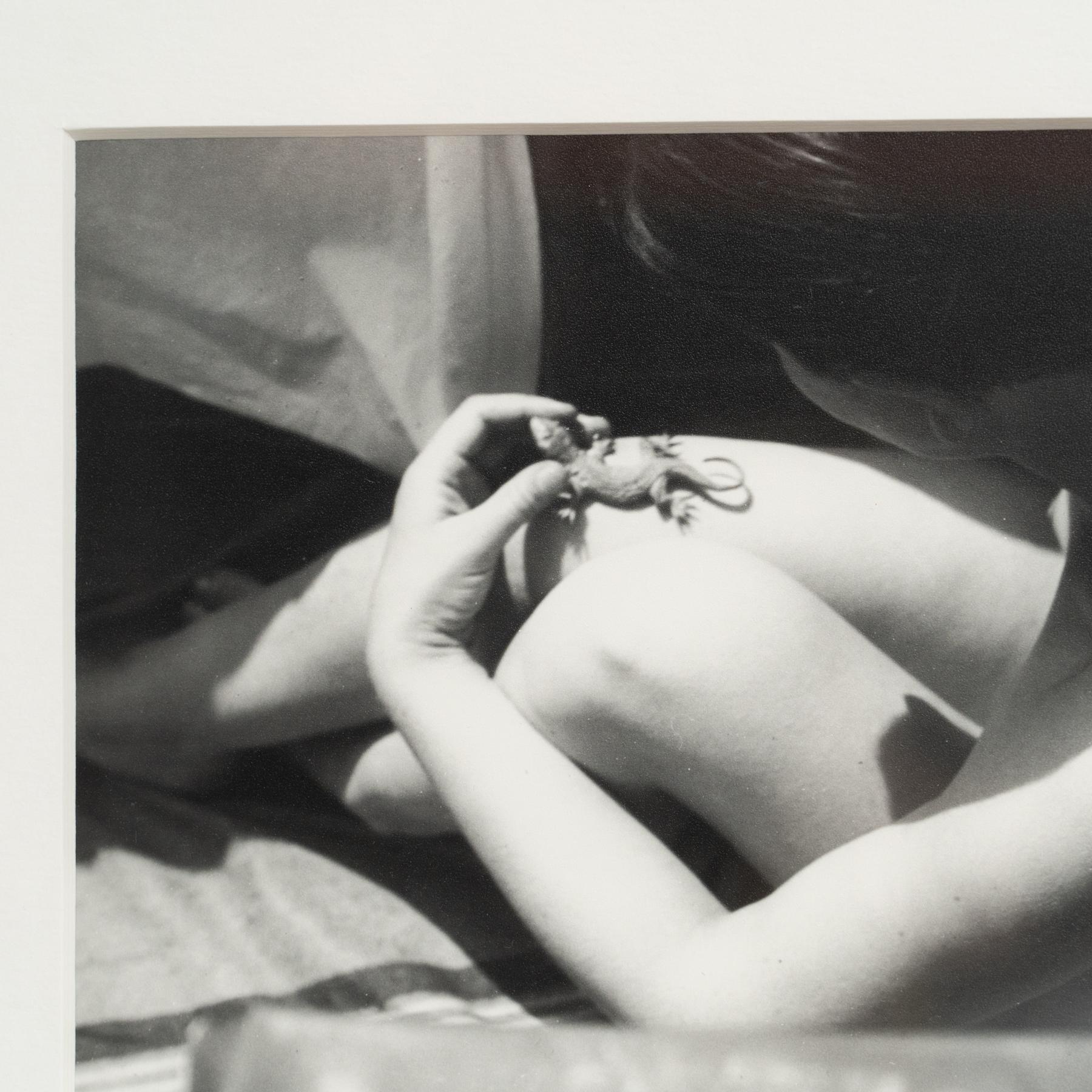 Gerahmte Schwarz-Weiß-Fotografie von Franz Roh, - „Sitzender Akt mit Salamander“ im Angebot 2