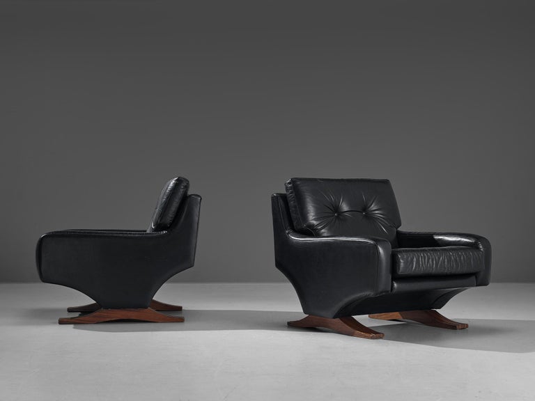 Franz Sartori for Flexform, lounge chairs, leather, stained wood, Italy, circa 1965.

Sturdy pair of lounge chairs in black leather by the Italian sculptor Franz Sartori. These chairs feature a modern design due to the straight lines. The waved