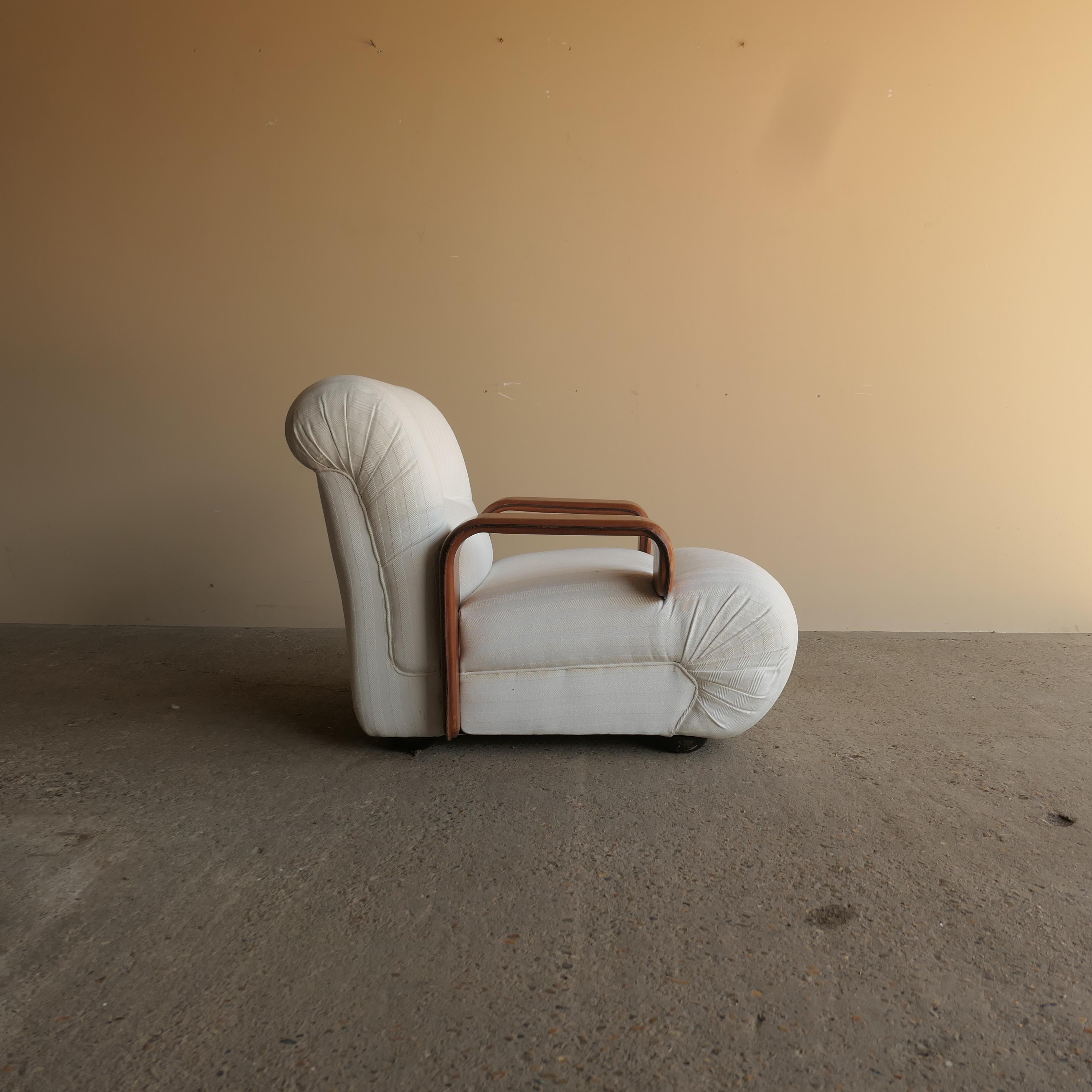 Magnifique fauteuil à profil bas conçu et produit par Franz Sartori, Italie, dans les années 1970. Cette chaise de salon sculpturale allie confort et élégance, avec un revêtement blanc original associé à des accoudoirs en cuir incurvés qui apportent