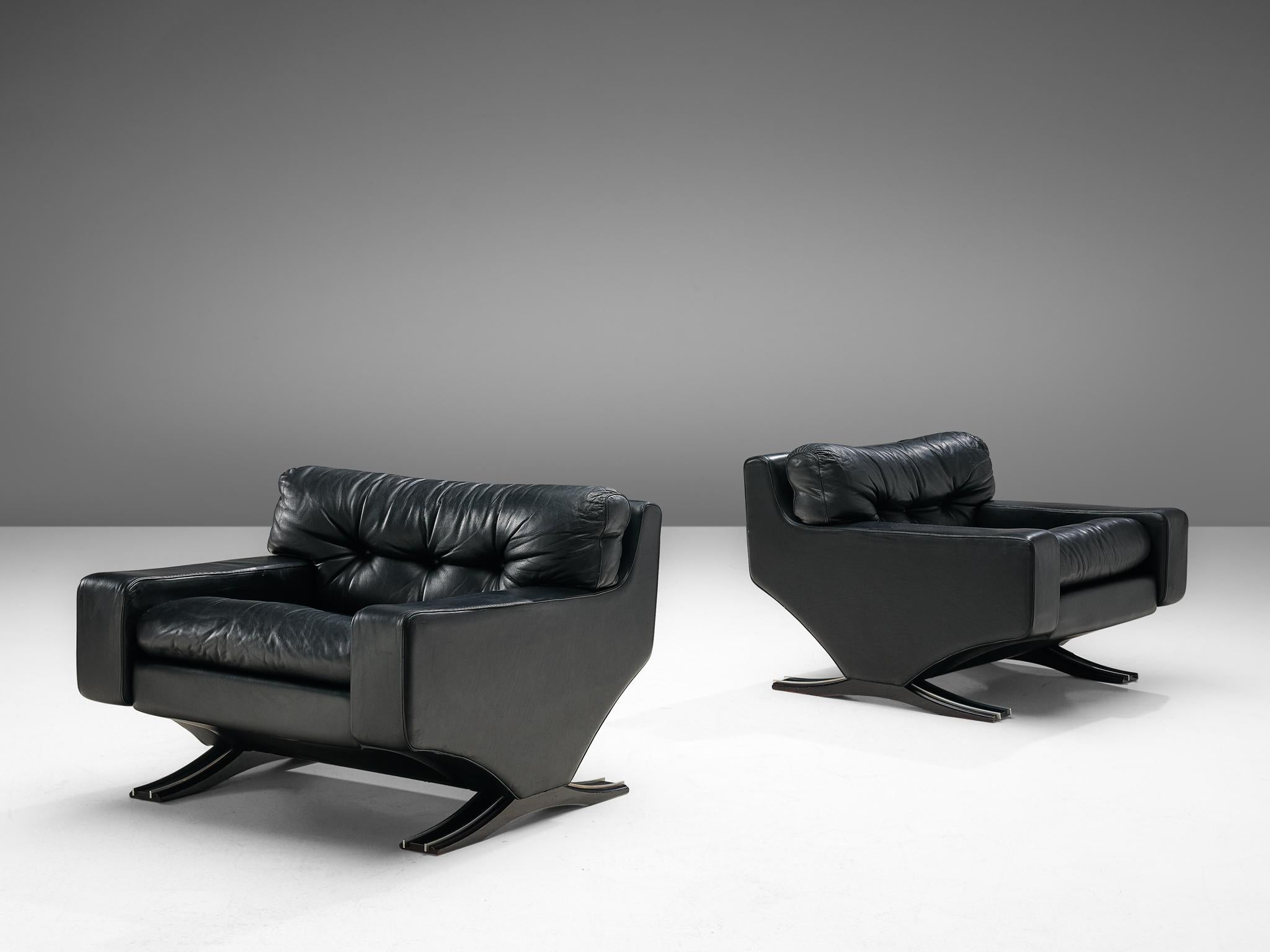 Franz Sartori for Flexform, pair of lounge chairs, leather and beech, Italy, 1960s

Sturdy pair of lounge chairs in black leather by the Italian sculptor Franz Sartori. These chairs feature a modern design due to the straight lines. The waved