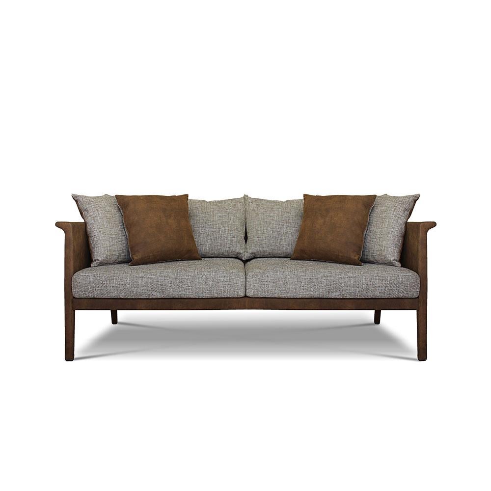 Franz sofa by Collector
Materials: Structure upholstered in genuine leather. Backrest and seat cushions in fabric.
Dimensions: W 190 x D 78 x H 70 cm x SH 45 cm
Depending on the material the price may vary.

A compact sofa that features an