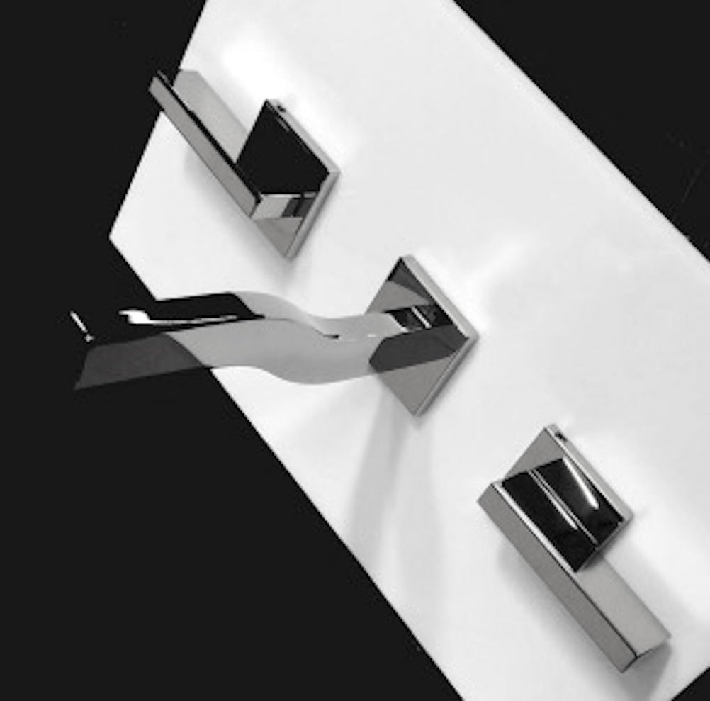 Construction entièrement en laiton.
Corps de vanne en laiton.
Cartouches céramiques quart de tour.
Bec fixe avec dispositif d'aération encastré.
Connecteurs flexibles en acier inoxydable avec filtres à sédiments.

 Cette pièce rare n'est plus en
