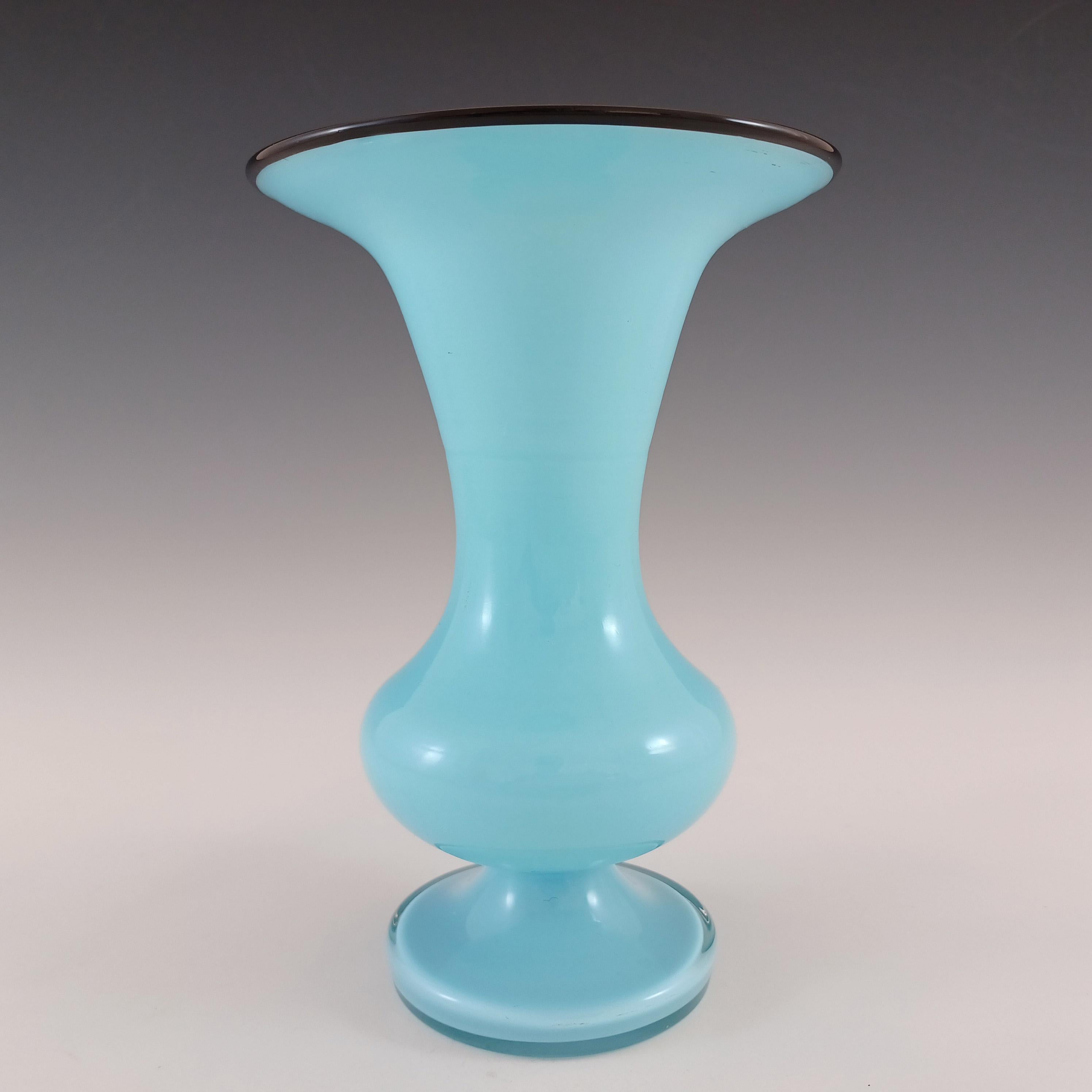 Magnífico jarrón checo/bohemio de 1930 de vidrio soplado azul pálido con borde de vidrio negro aplicado. Se trata de una forma conocida fabricada por Franz Welz, que se muestra en el grupo Welz de Facebook. Conocida como vidrio 