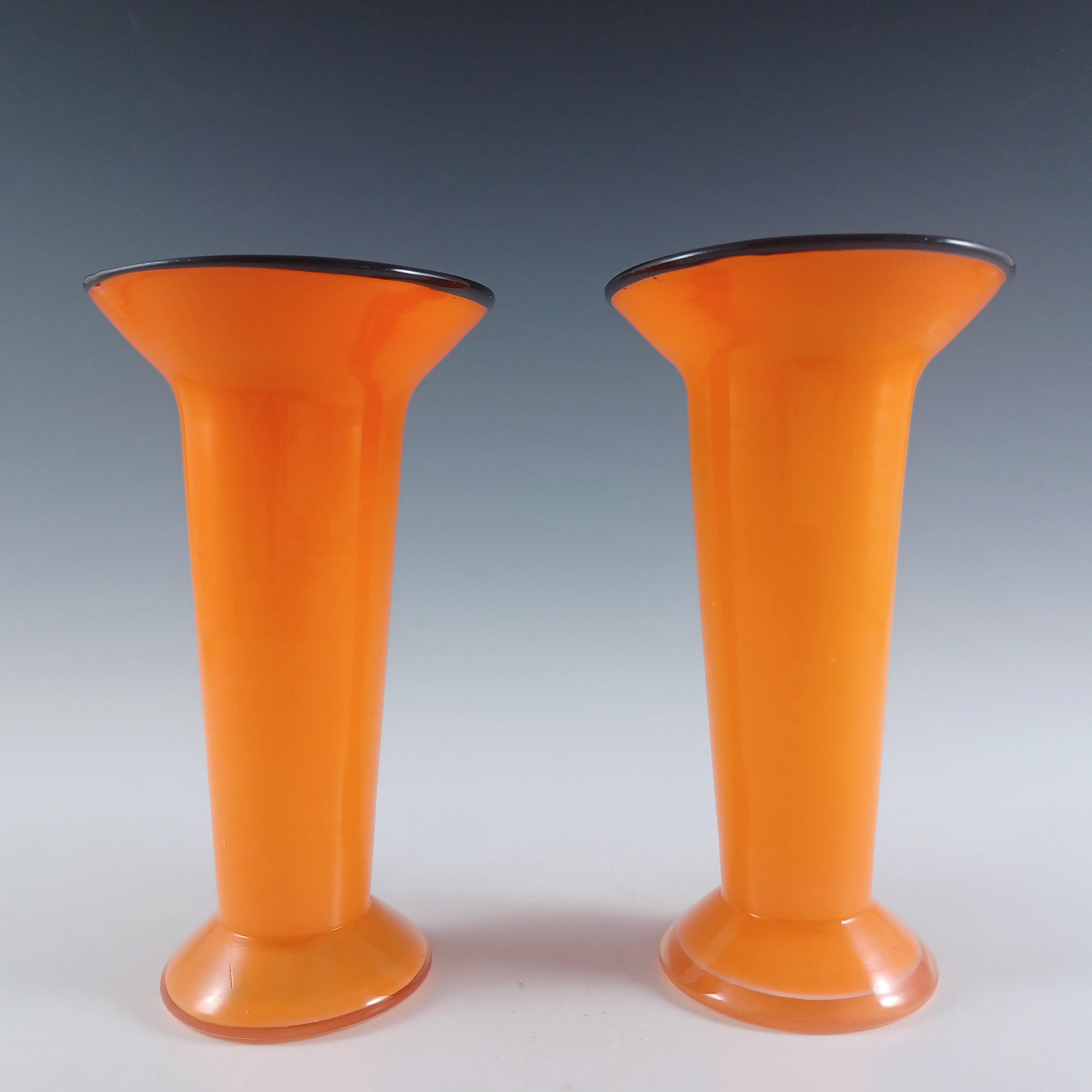 Superbe paire de vases tchèques / bohémiens en verre soufflé orange vif avec des bords appliqués en verre noir. Fabriqué par l'usine Franz Welz. Identifié comme une forme Welz dans le groupe Facebook de Welz. Connue sous le nom de verre 