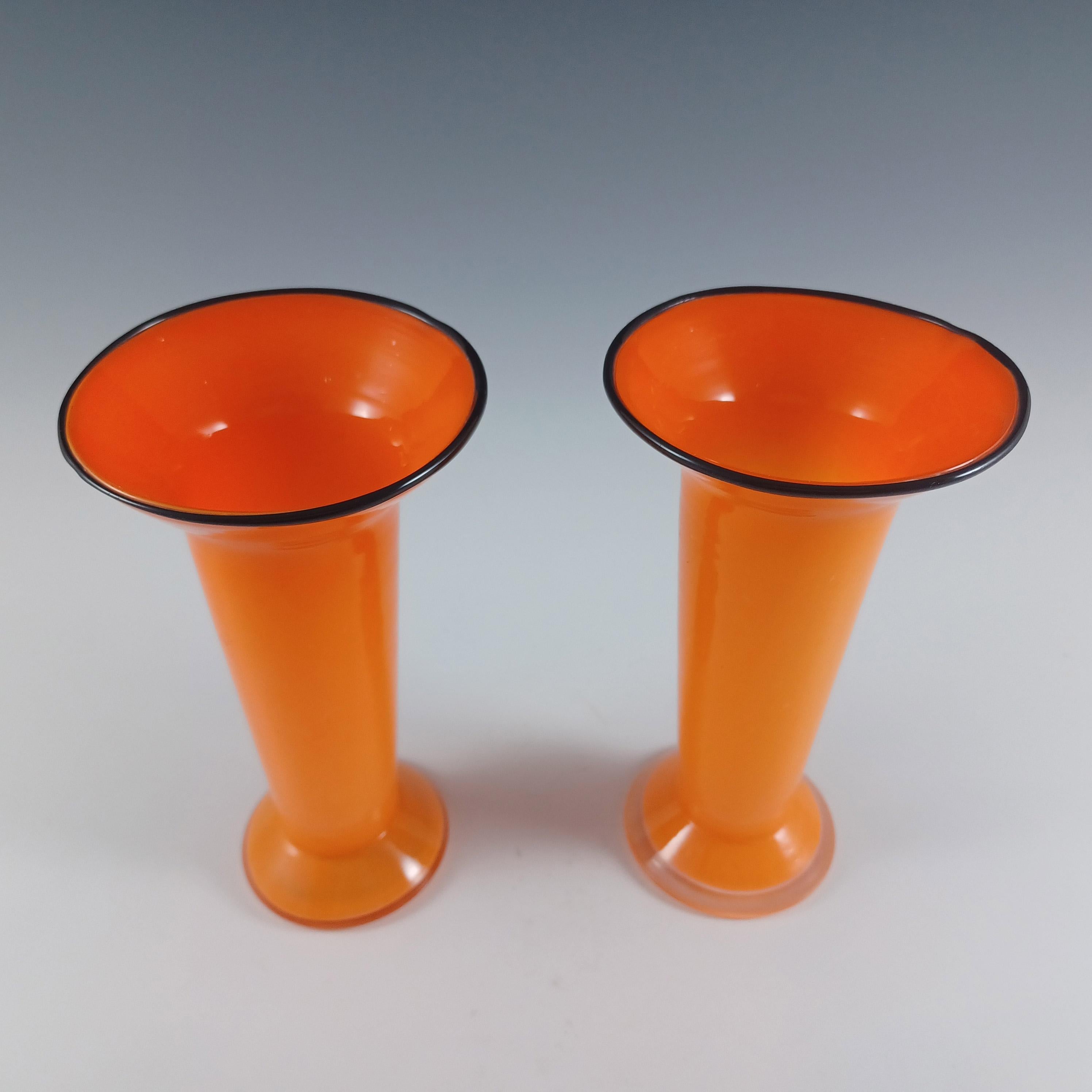 Tchèque Franz Welz Paire de vases en verre tchèque / bohème orange et tango noir en vente