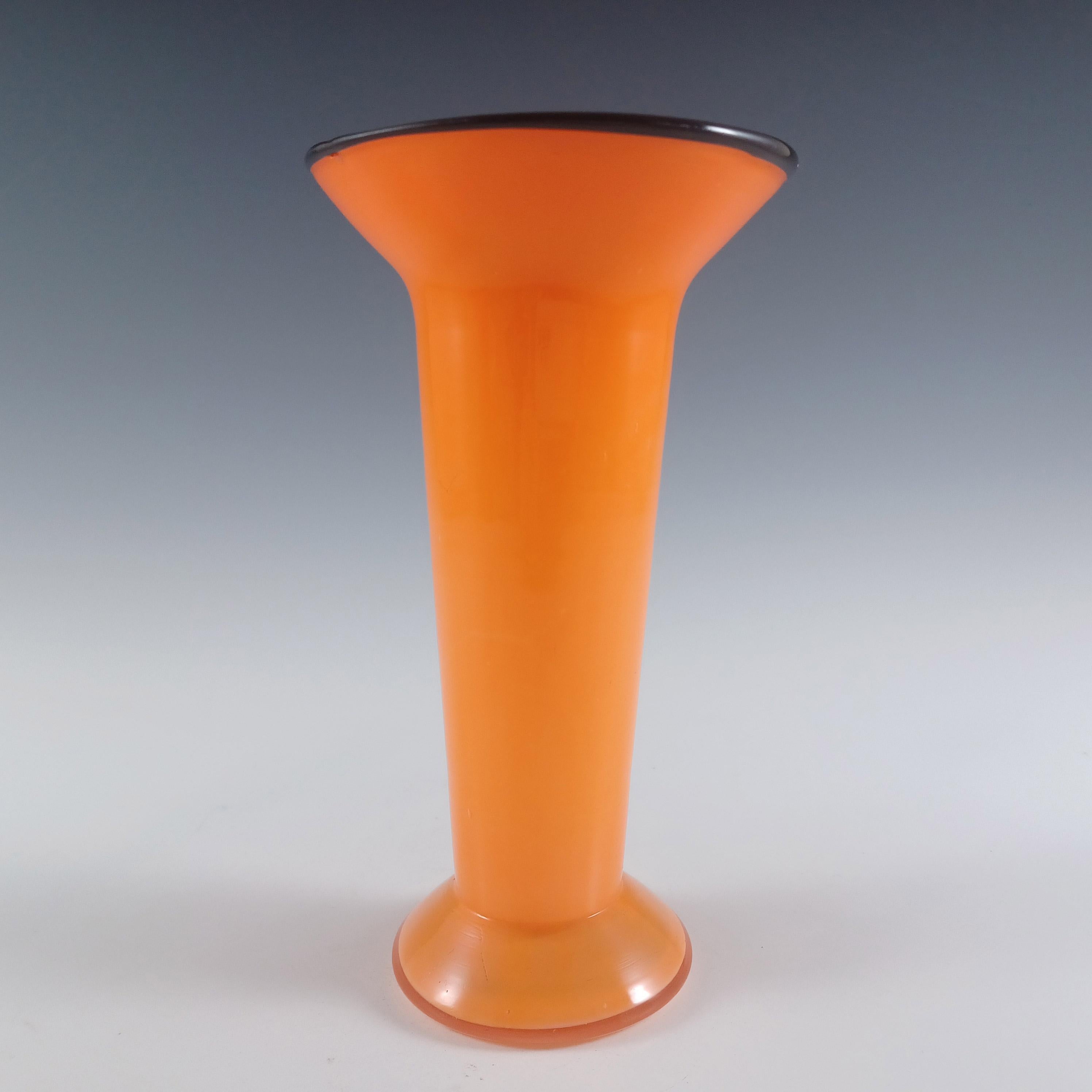 Fait main Franz Welz Paire de vases en verre tchèque / bohème orange et tango noir en vente