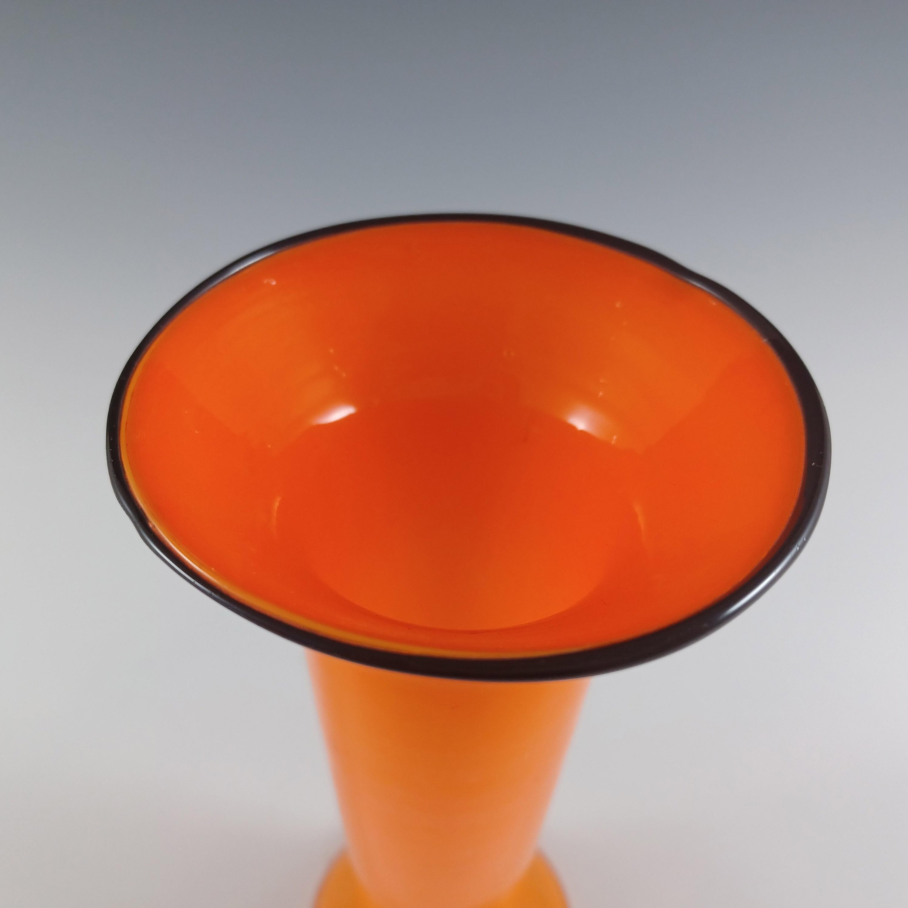 Milieu du XXe siècle Franz Welz Paire de vases en verre tchèque / bohème orange et tango noir en vente