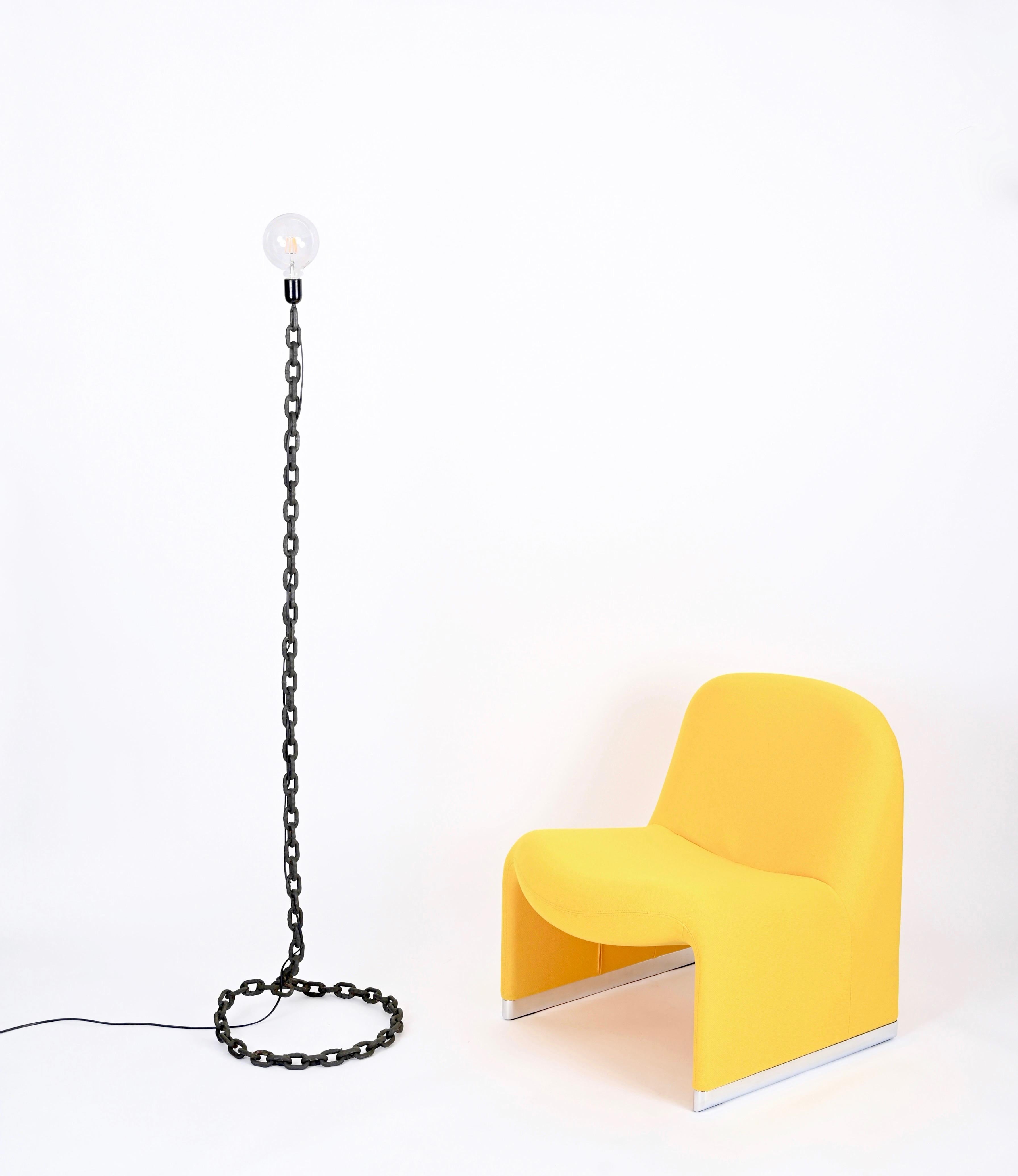 Beautiful brutalist floor lamp in the style of Franz West. This eye-catching lamp was hand-made in Italy during the 1970s, clearly in the style of Franz West. 

The lamp is made in an iron chain which is welded together and enameled in a dark