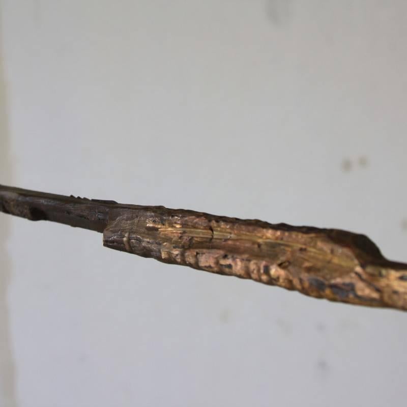 Questo oggetto in bronzo grezzo e fuso è tanto una scultura galleggiante quanto un 