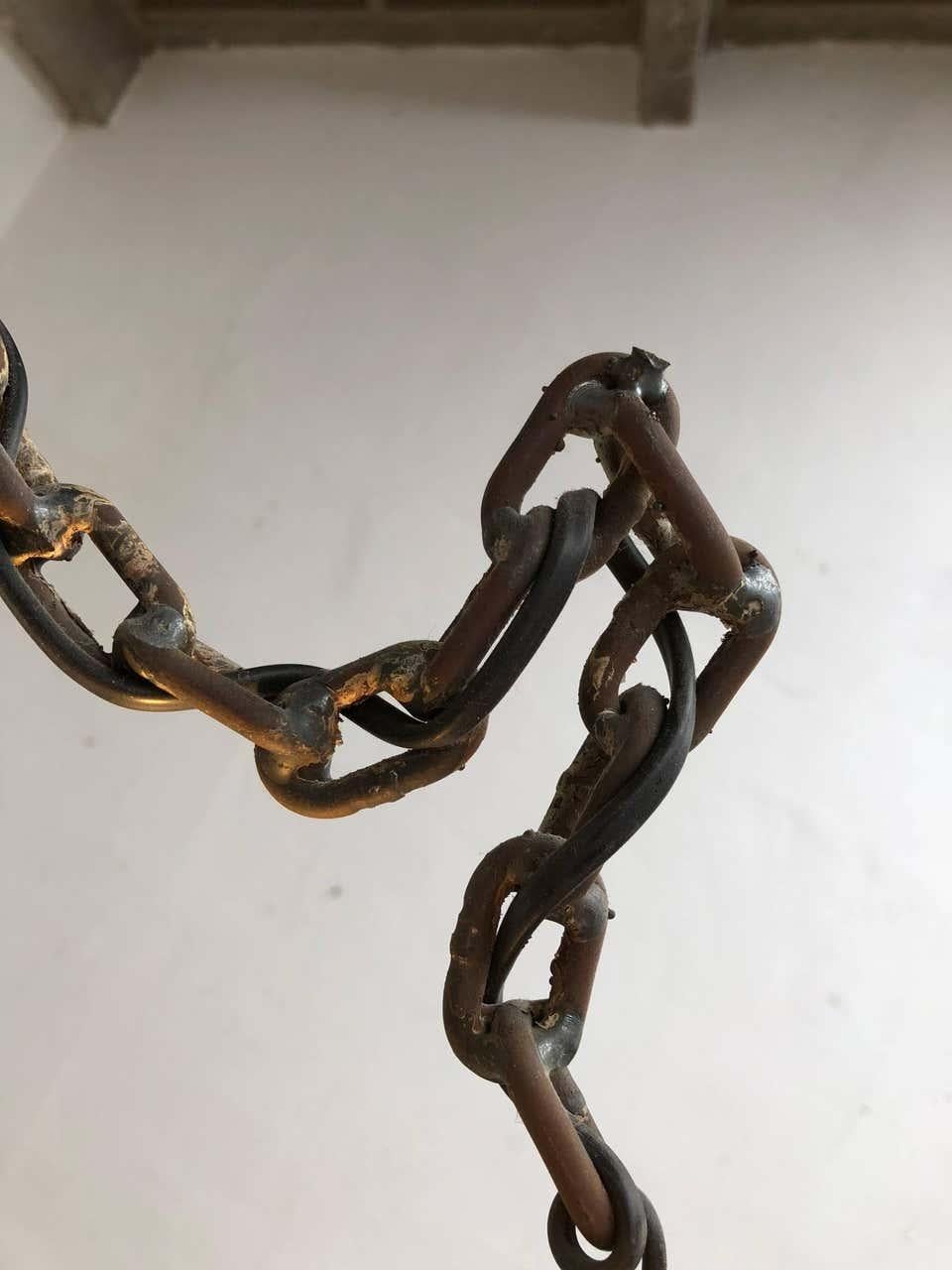 Lampadario di Franz West per MetaMemphis

Franz West (Austria) 1947-2012. Lampada a sospensione a catena in ferro saldato / patina grigio-nerastra.

Franz West ha in un certo senso reinterpretato Privat Lampe Des Kunstlers II invertendola e facendo