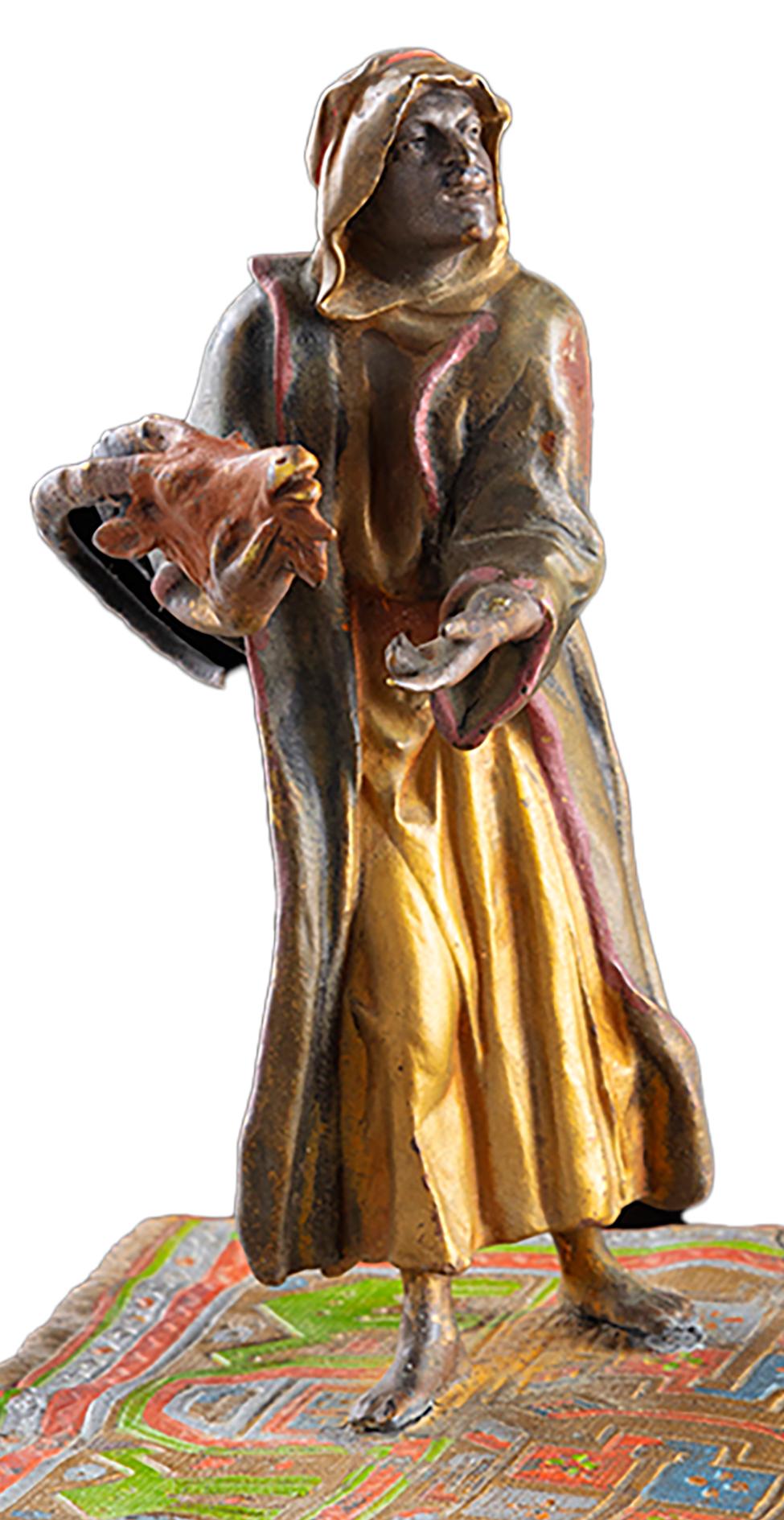 Artista: Franz Xaver Bergmann (1861-1936)
Titolo: Il mercante di tappeti
Tecnica: Bronzo dipinto
Dimensioni: 13 x 15 x 10,5 cm
Marchio: Marchio in un cartiglio B

Franz Xavier Bergman(n) (27 luglio 1861 - 1 gennaio 1936) era il proprietario di una