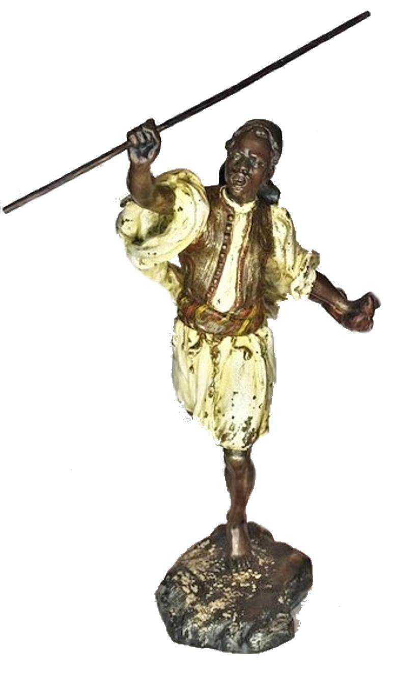 Bildhauerei: Mauren-Krieger

Diese wunderbare, naturgetreue Skulptur zeigt einen maurischen Krieger in einem historischen Kostüm, der gerade einen Speer wirft. Sie ist aus polychromer, kalt bemalter Bronze und in bester Tradition der weltberühmten