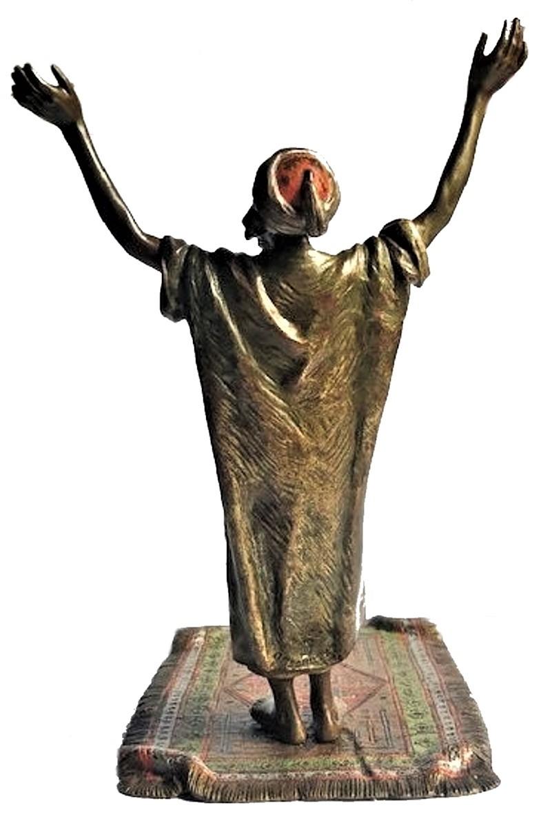 Fin du XIXe siècle Vide-poche sculpturale en bronze de Vienne de Franz Xaver Bergmann, Homme priant, vers 1900 en vente