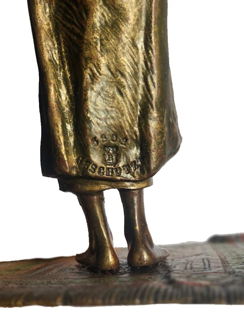 Bronze Vide-poche sculpturale en bronze de Vienne de Franz Xaver Bergmann, Homme priant, vers 1900 en vente