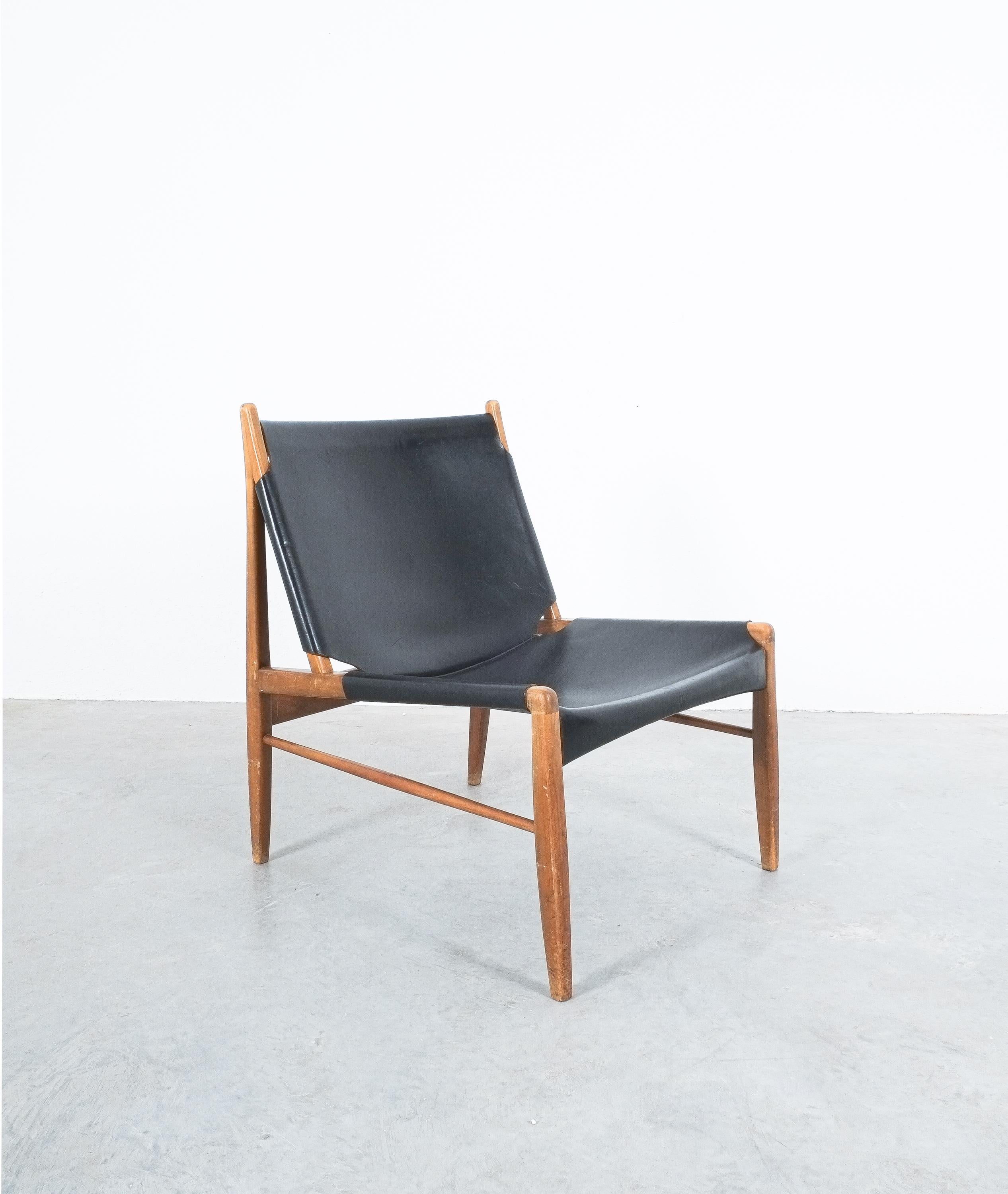 Franz Xaver Lutz hunting chair, Munchner Werkstätten, 1958

Early hunting chair by Franz Xaver Lutz featuring a solid oak frame with the original sturdy black leather seat and backrest in very good original condition.
Very lightweight and